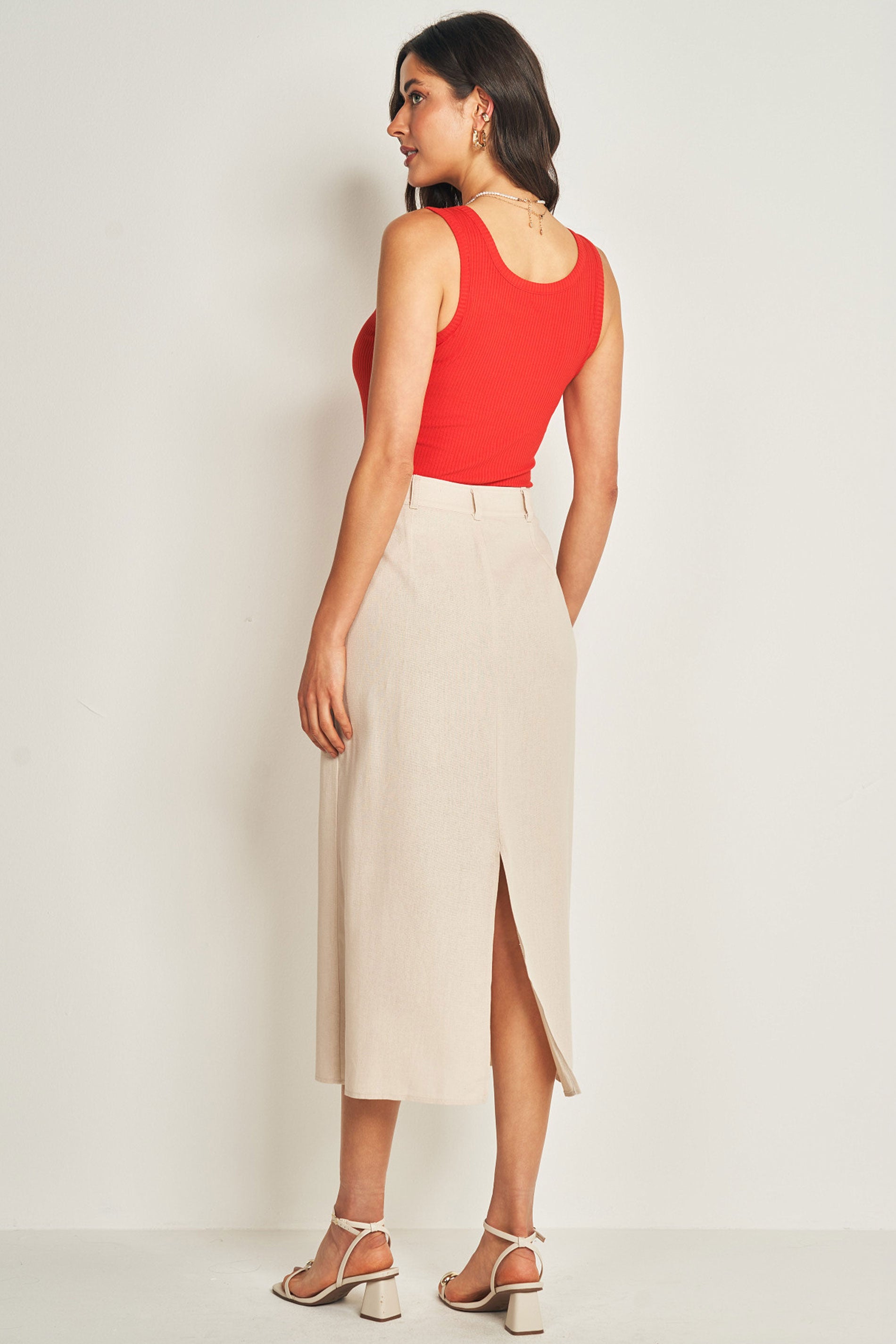 Blusa de alça em ribana com caimento slim