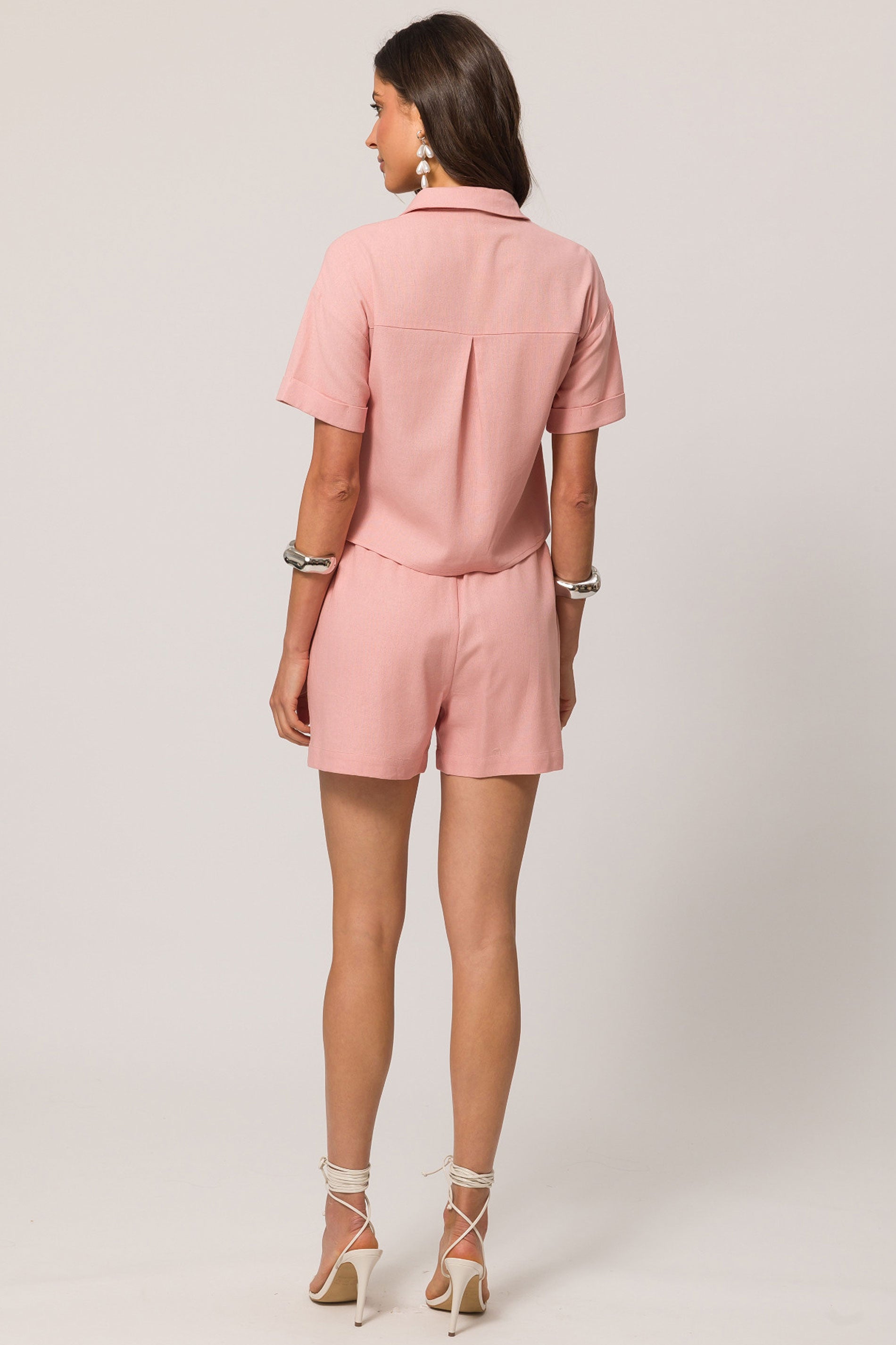 Camisa curta em tela linen com caimento reto