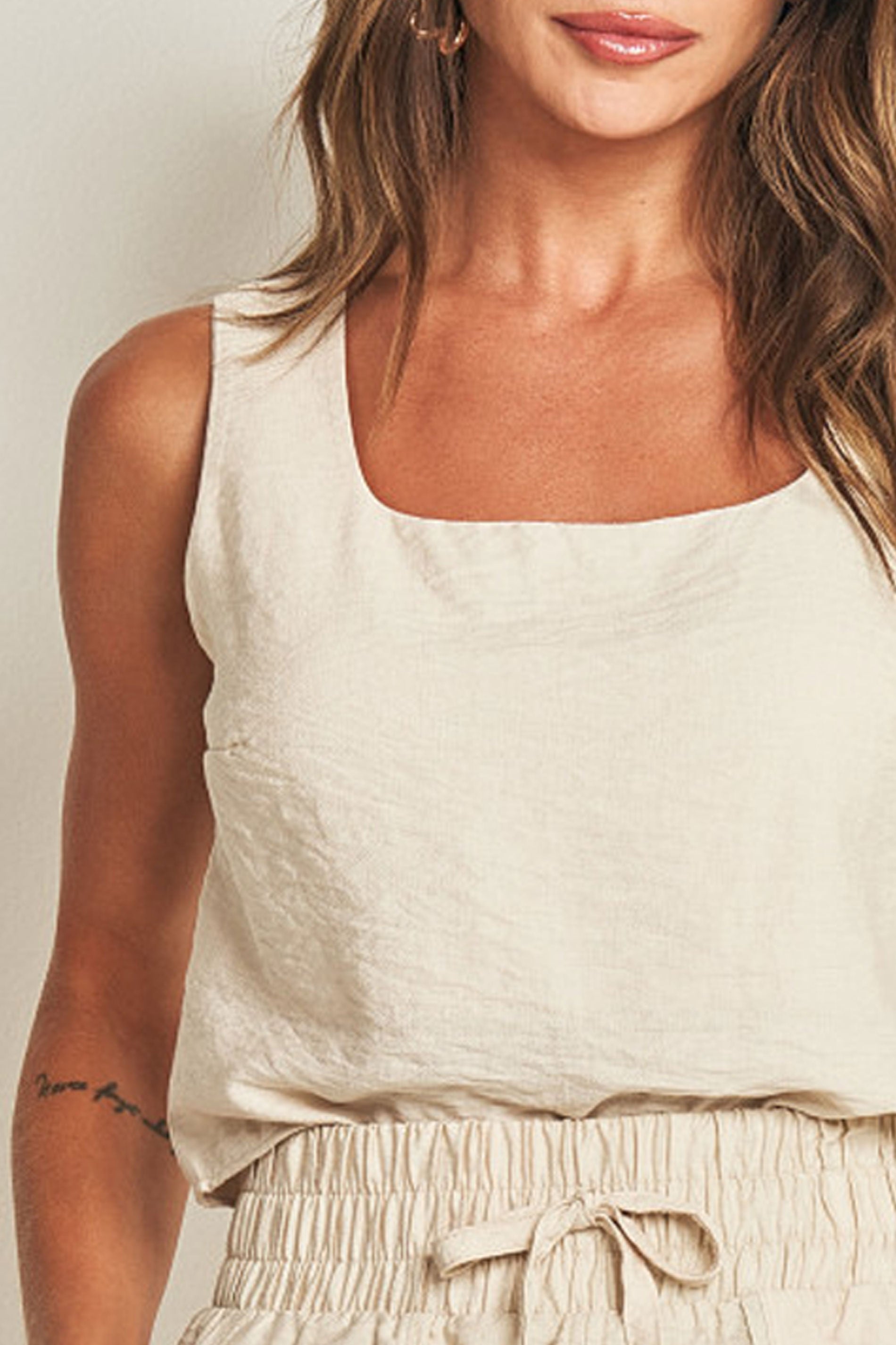 Blusa cavada quadrada em viscoflow