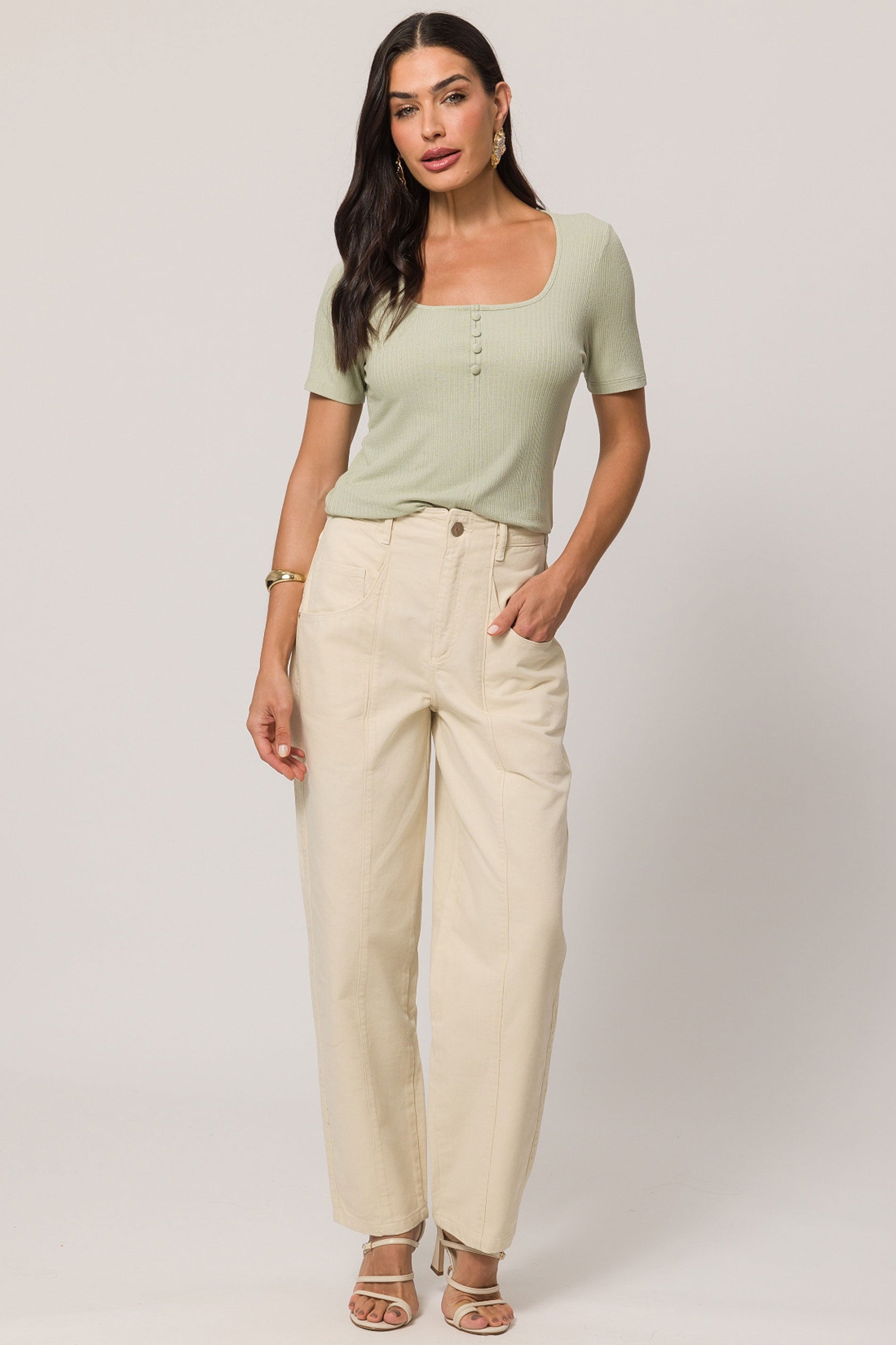 Blusa reta de manga curta em ribana trabalhada