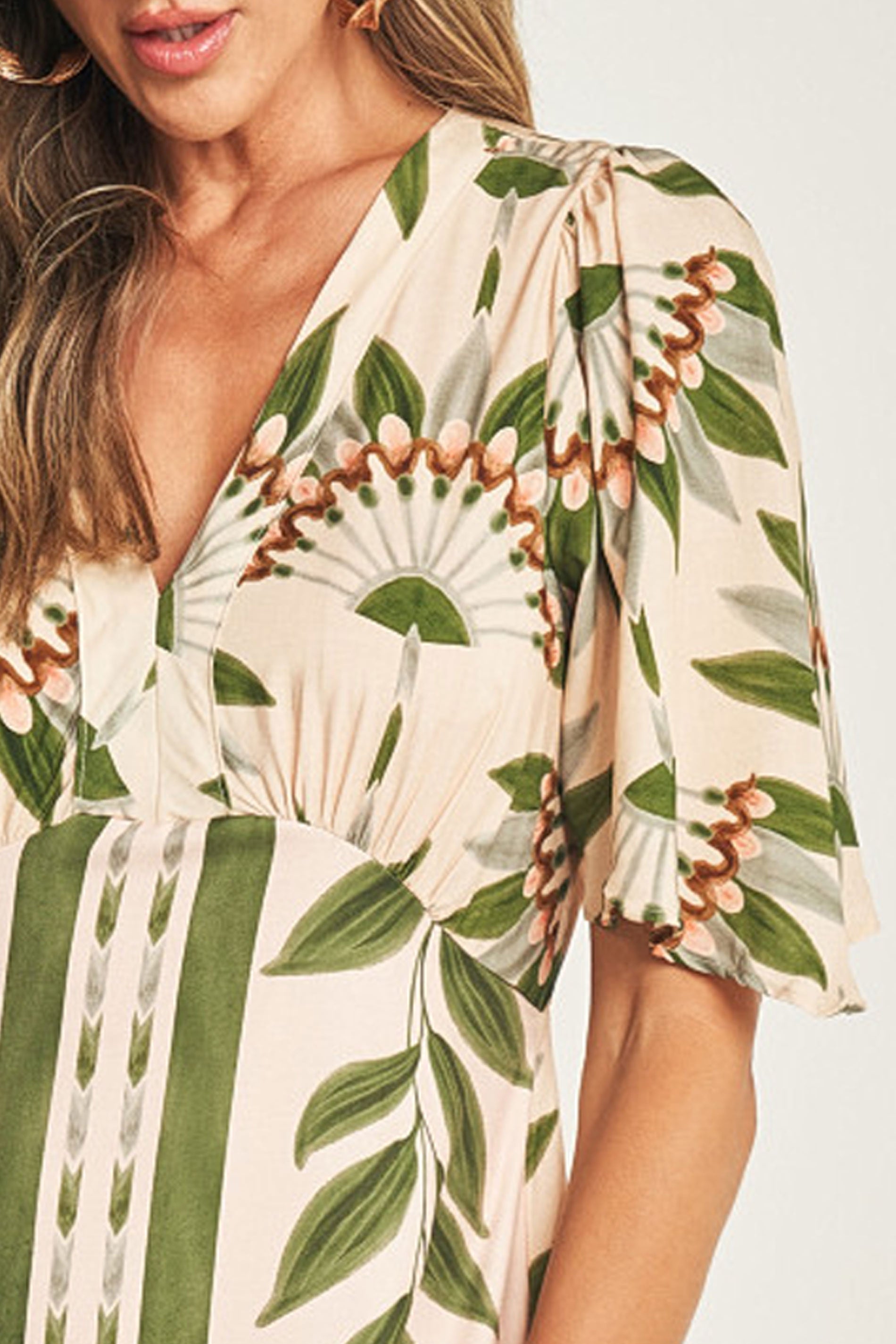 Vestido longo de manga curta em viscose e sarja