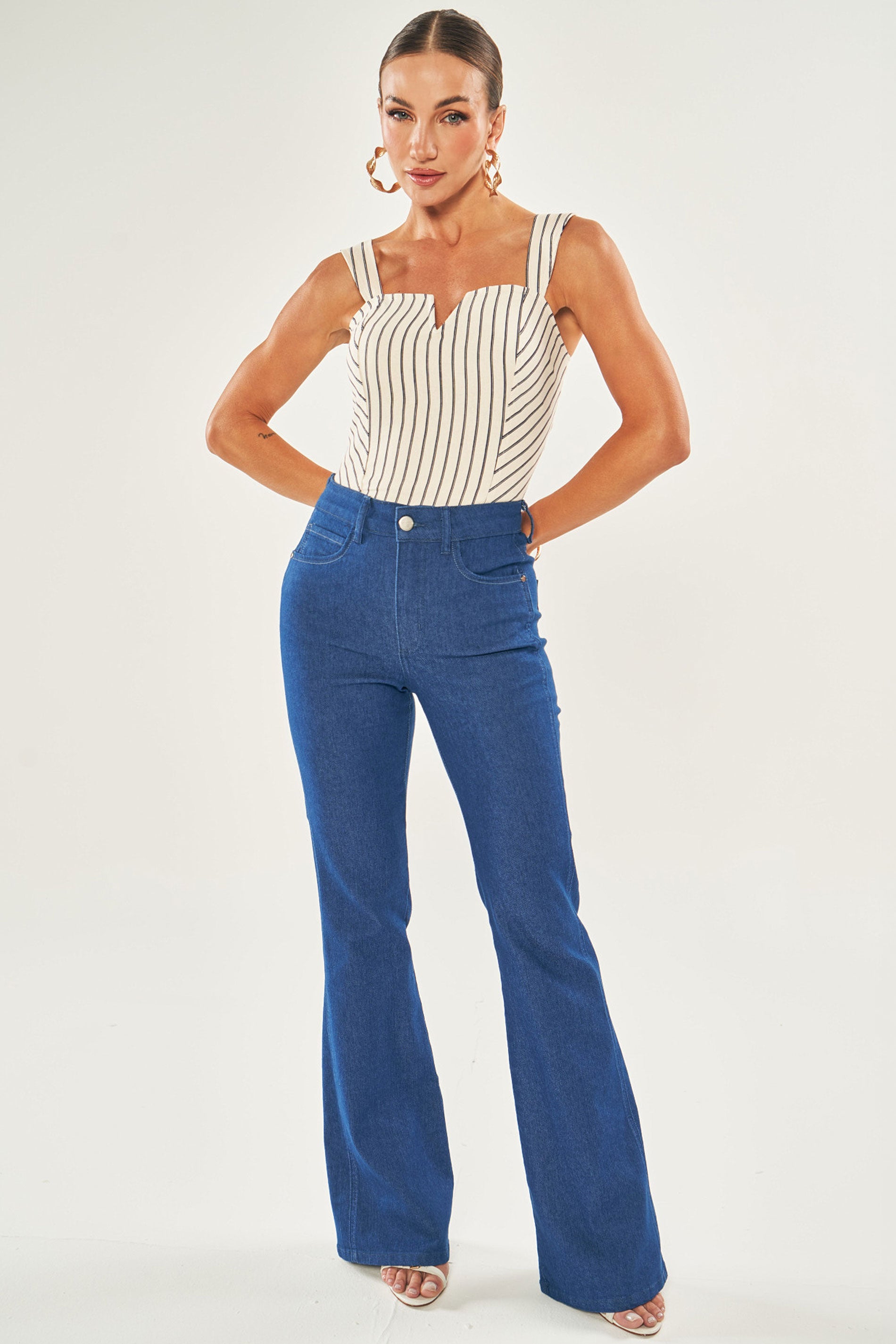 Calça Tulipa em jeans com lateral deslocada