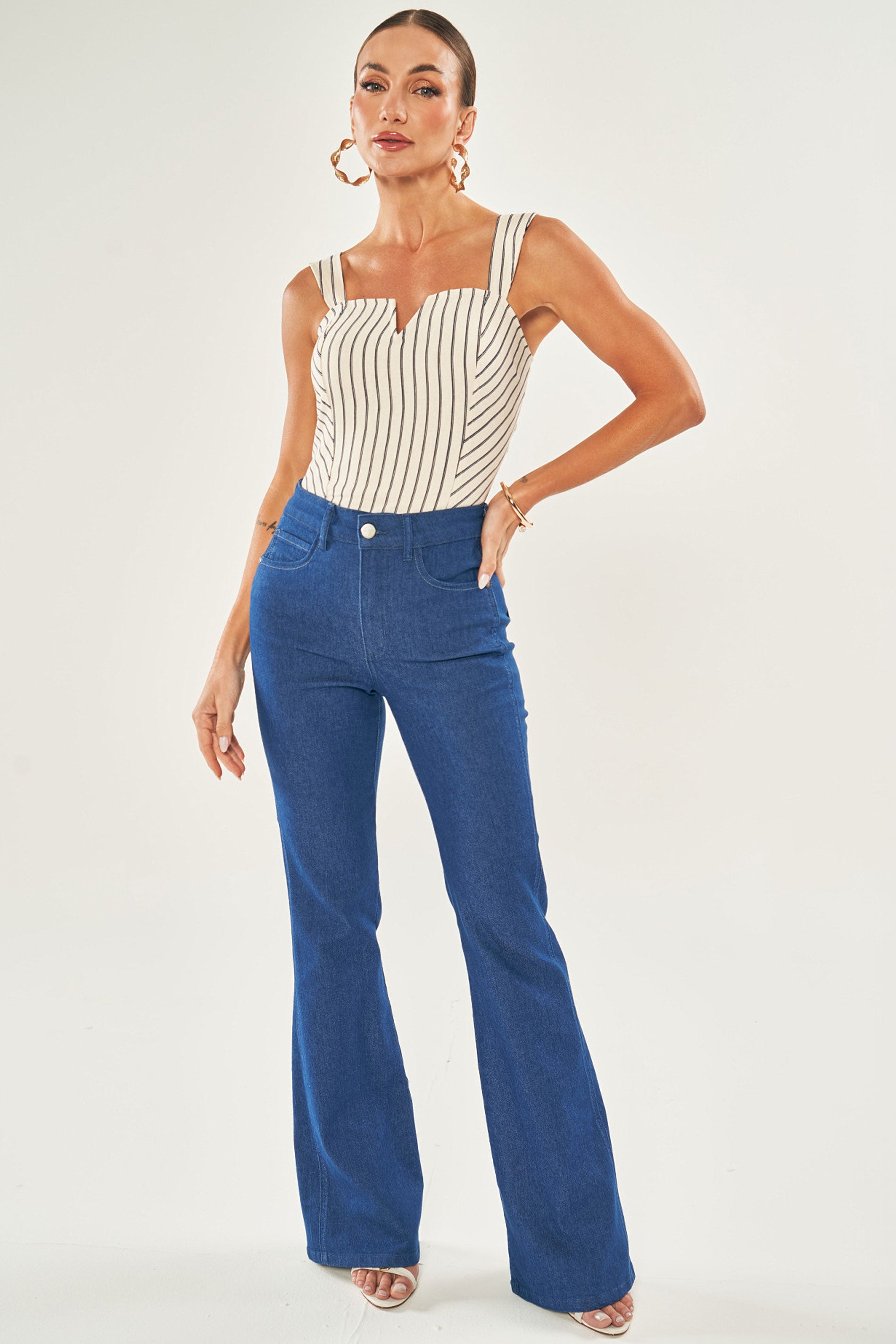 Calça Tulipa em jeans com lateral deslocada