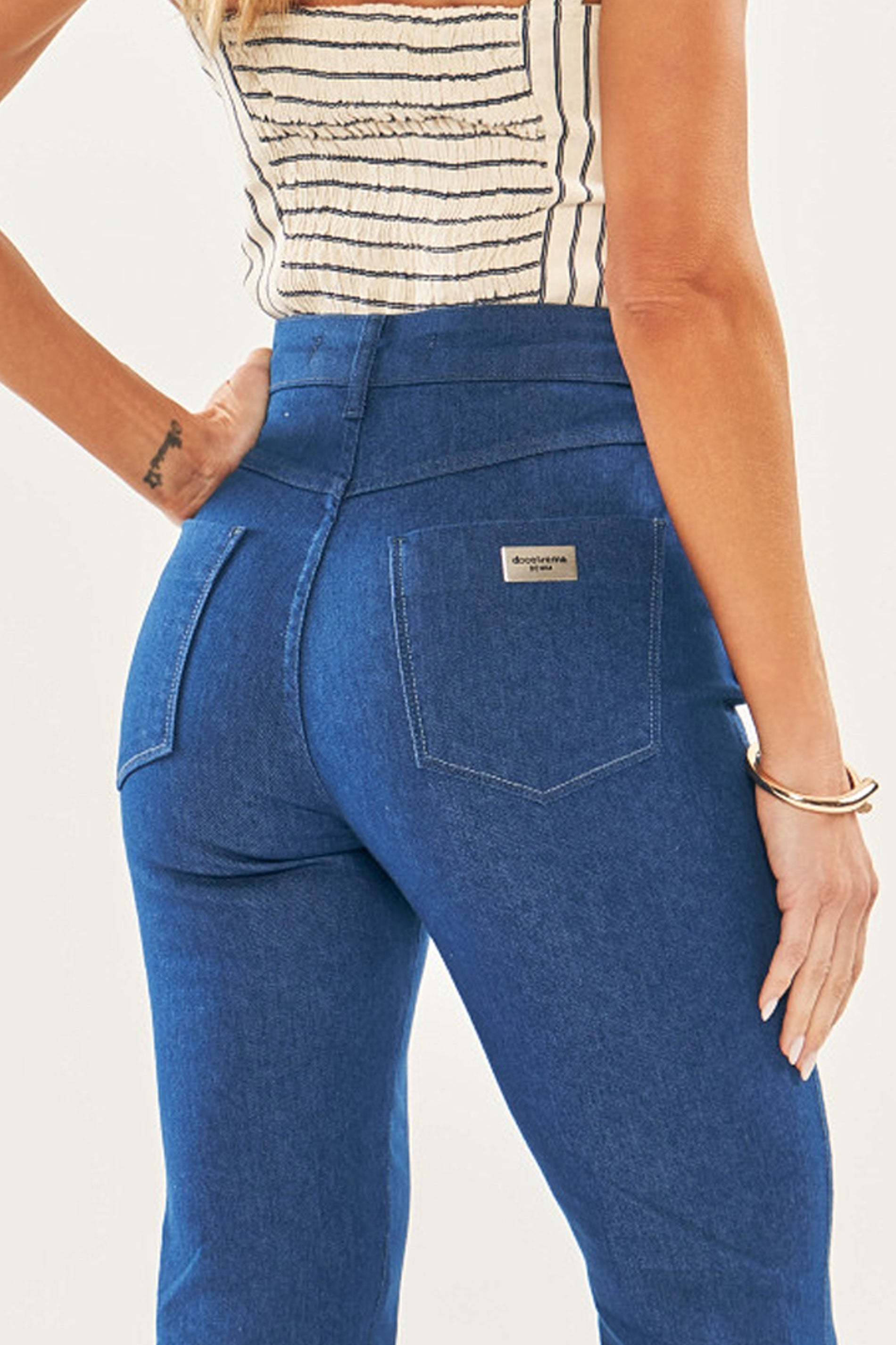 Calça Tulipa em jeans com lateral deslocada