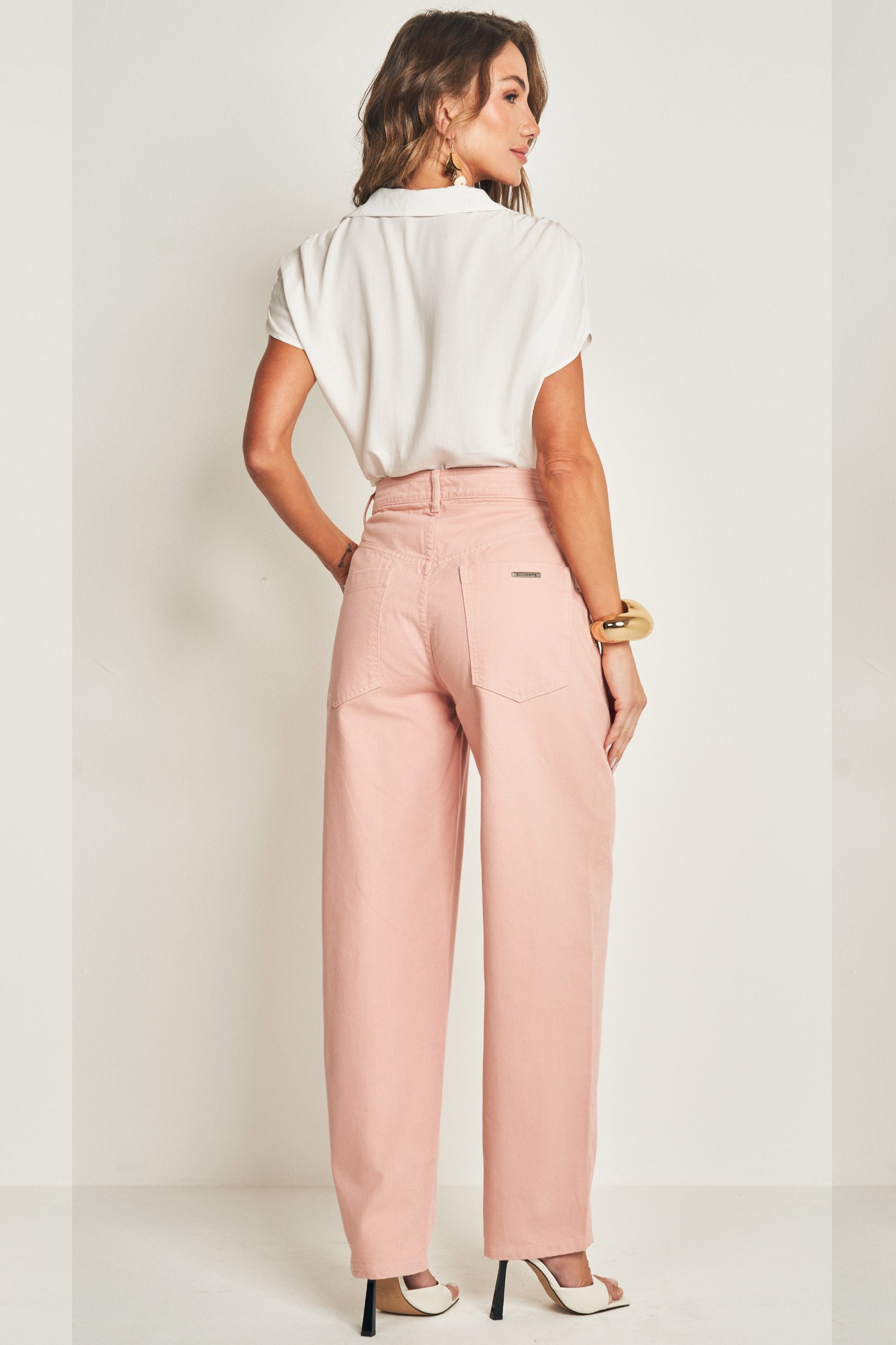 Calça barrel em sarja com caimento amplo