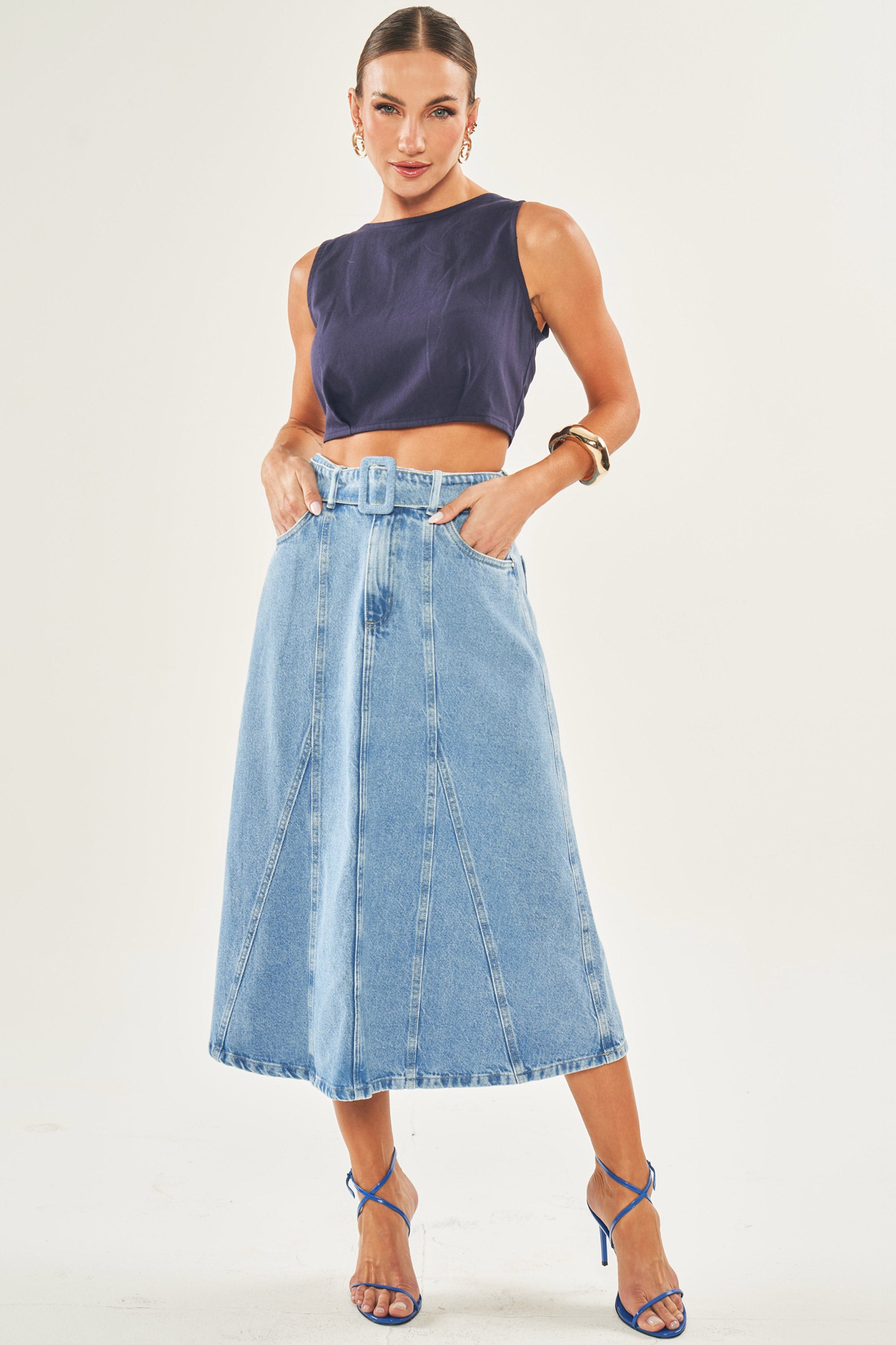 Saia midi em jeans com cinto embutido