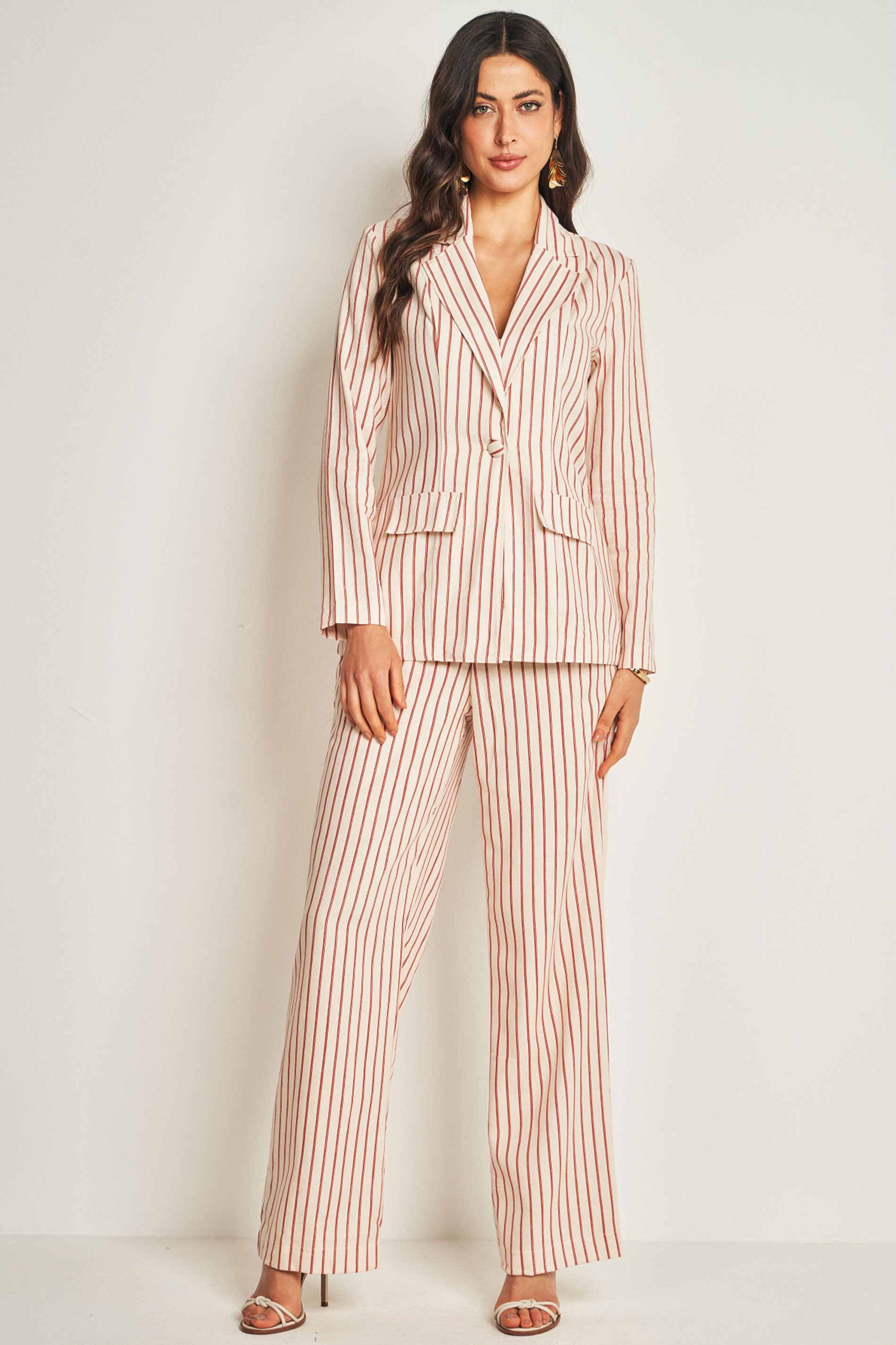 Calça em plano linen com listras e botão