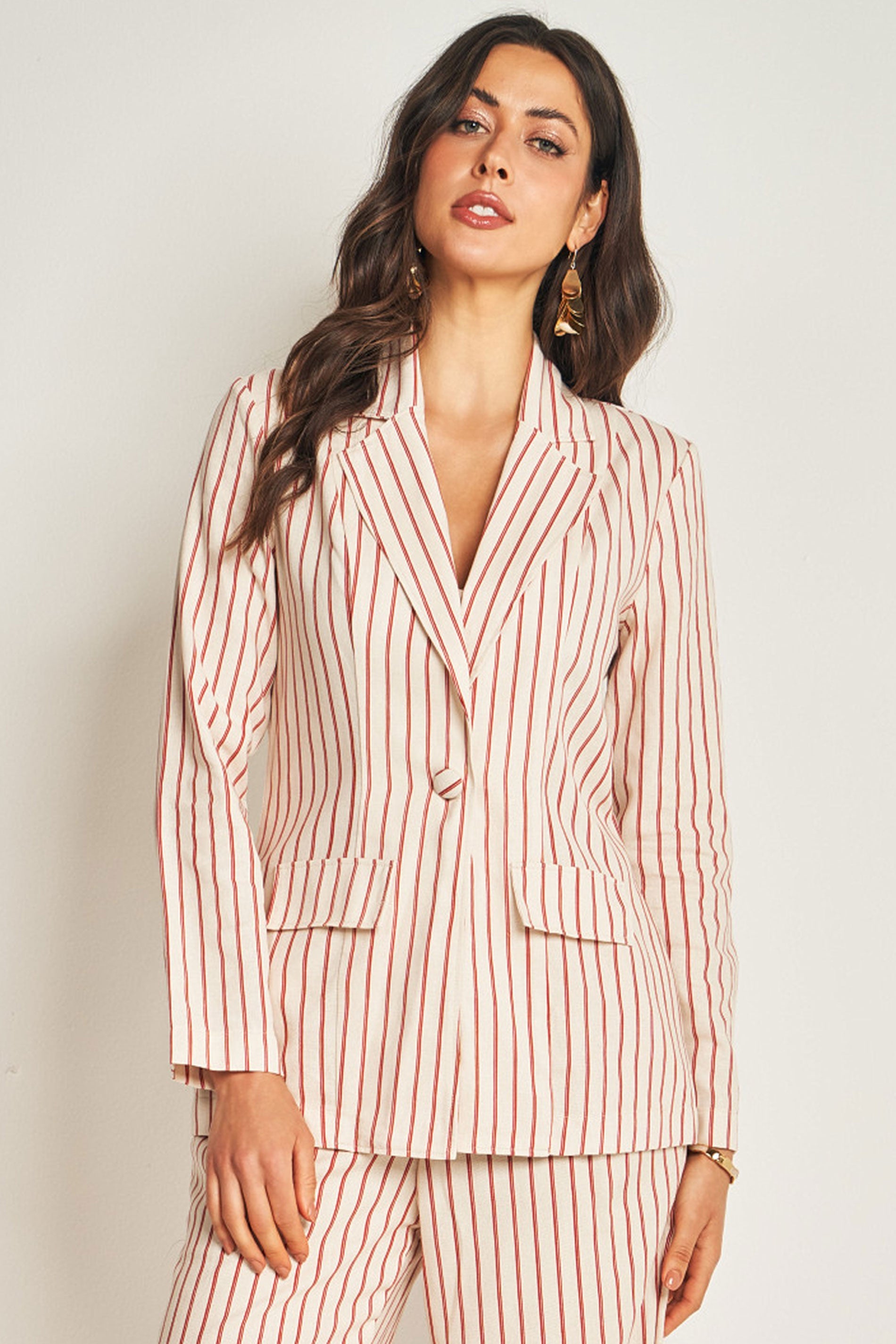 Calça em plano linen com listras e botão