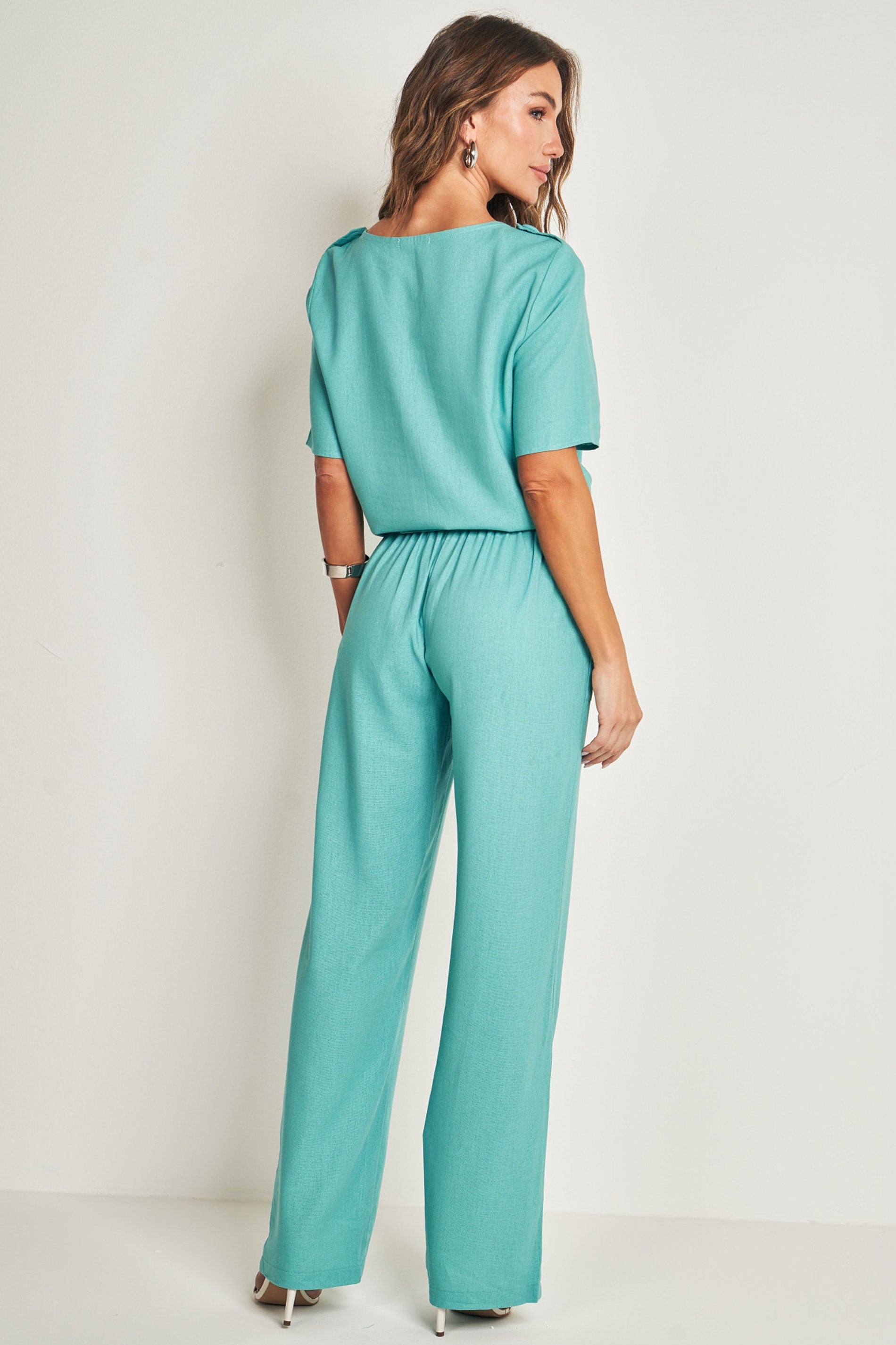 Blusa de manga curta em plano linen