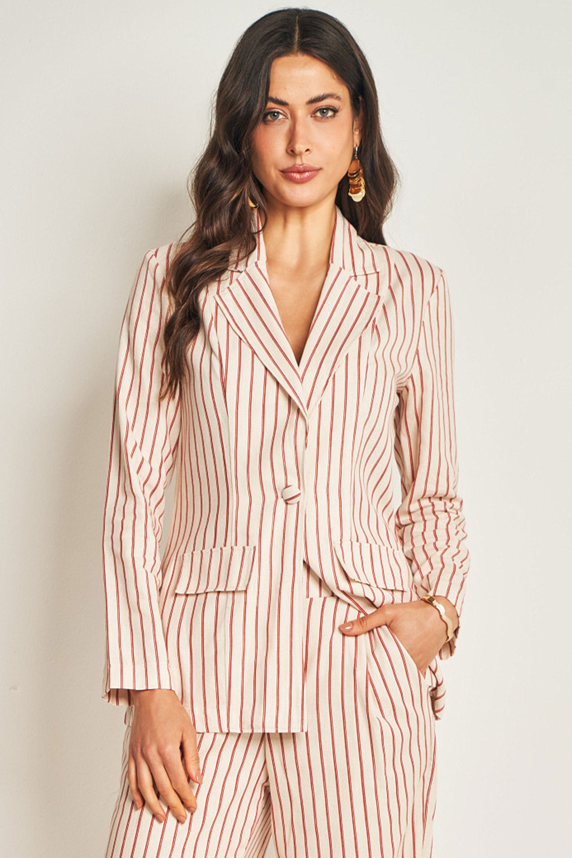 Blazer em plano linen com padronagem listrada