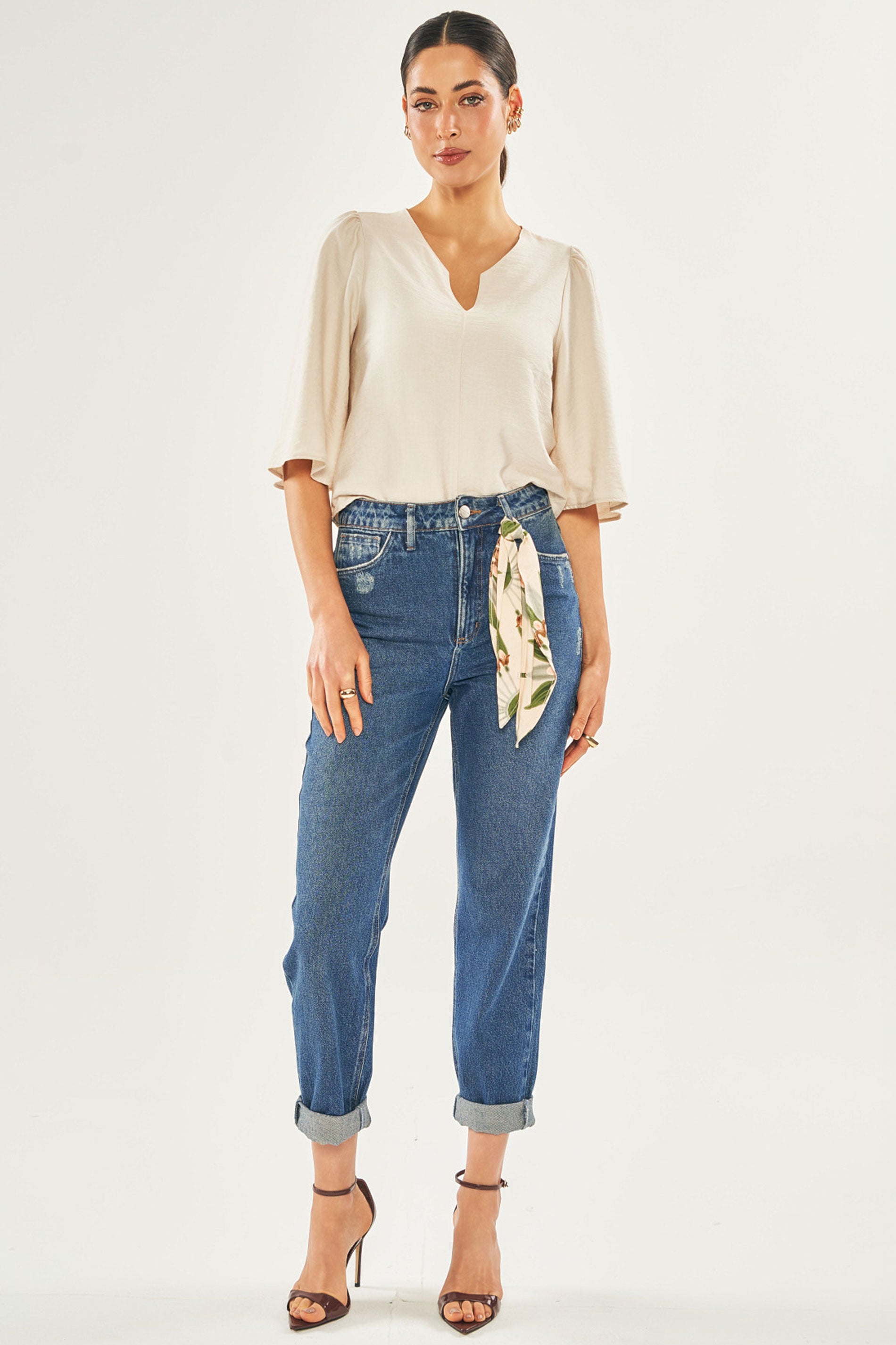 Calça Mom Cintura Alta Lavanda em Jeans Acompanha Lenço