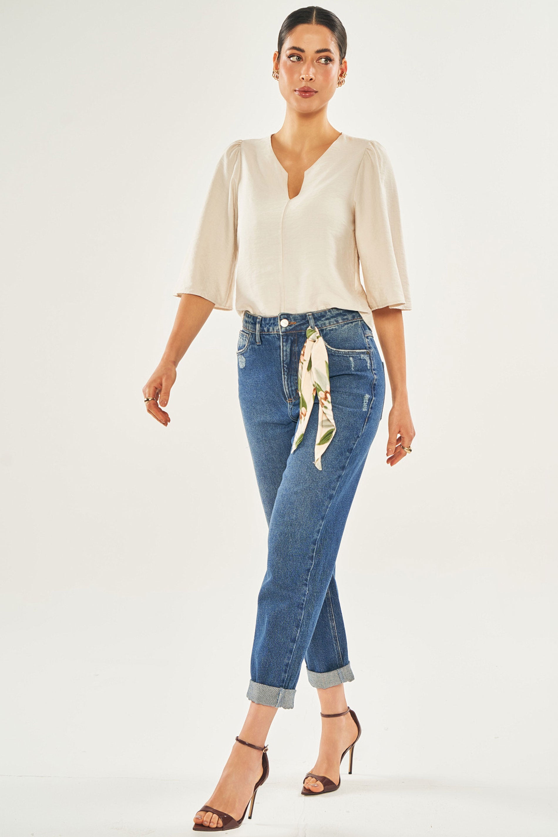 Calça Mom Cintura Alta Lavanda em Jeans Acompanha Lenço