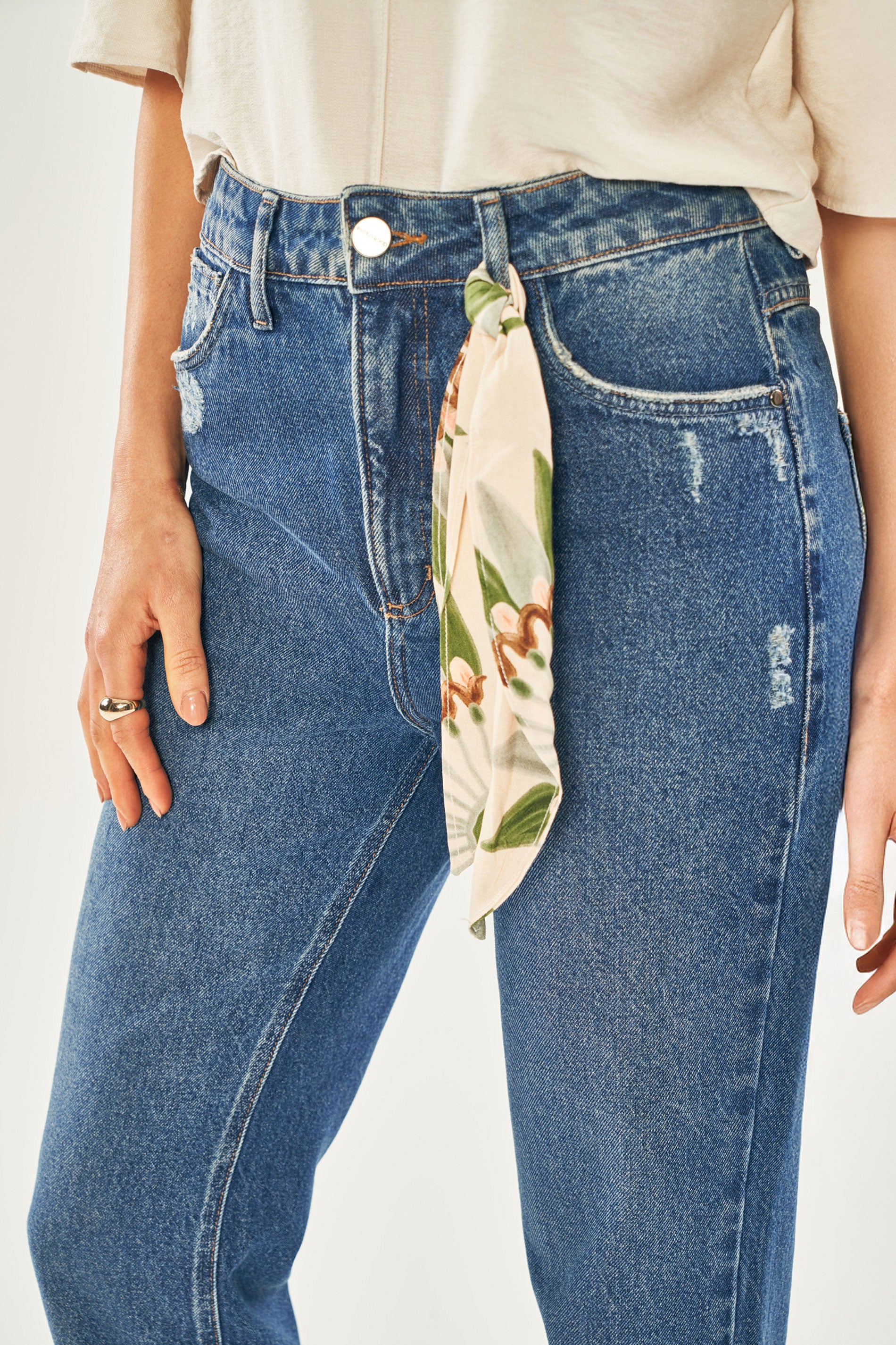 Calça Mom Cintura Alta Lavanda em Jeans Acompanha Lenço