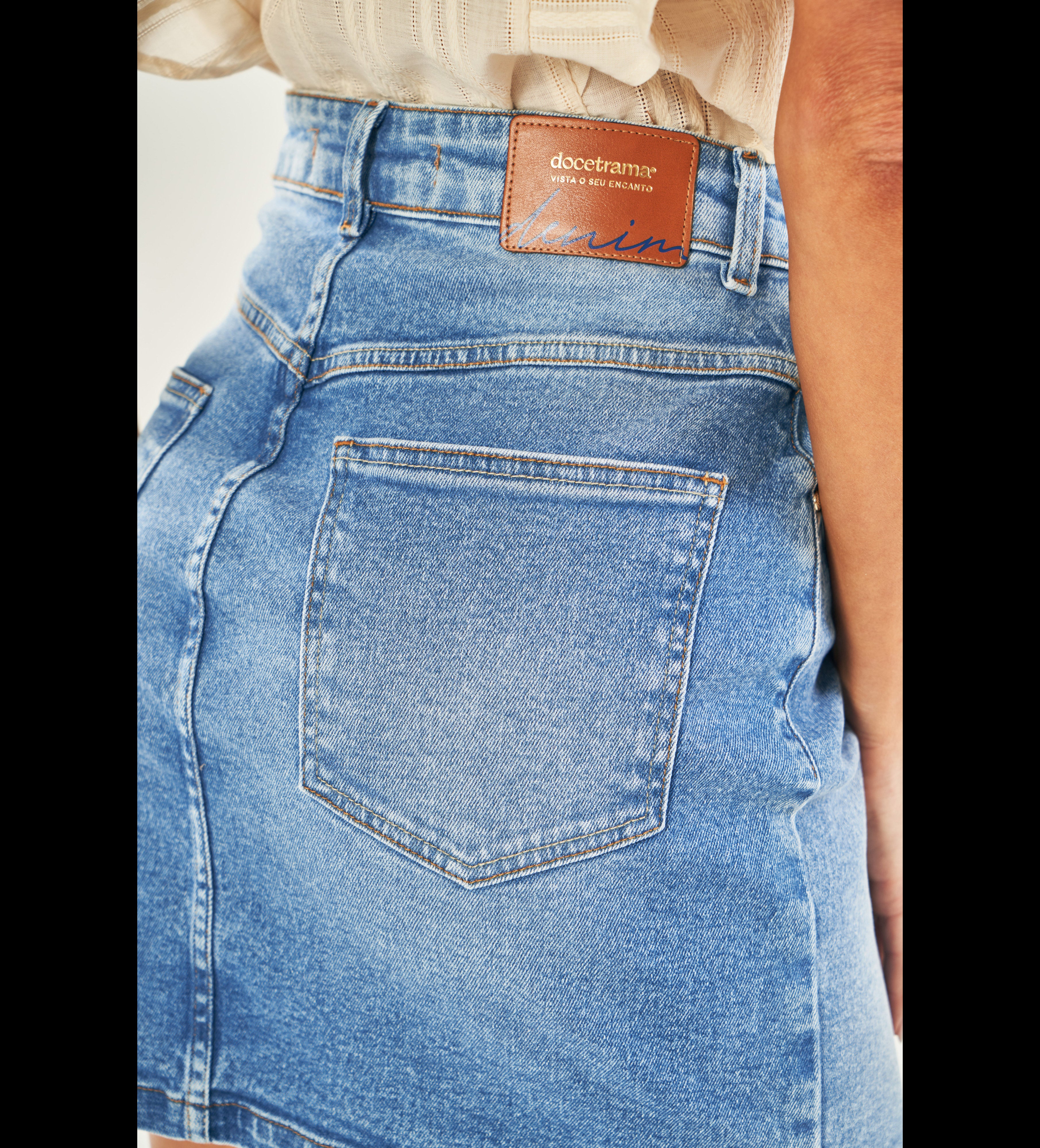 Saia curta em jeans com elastano