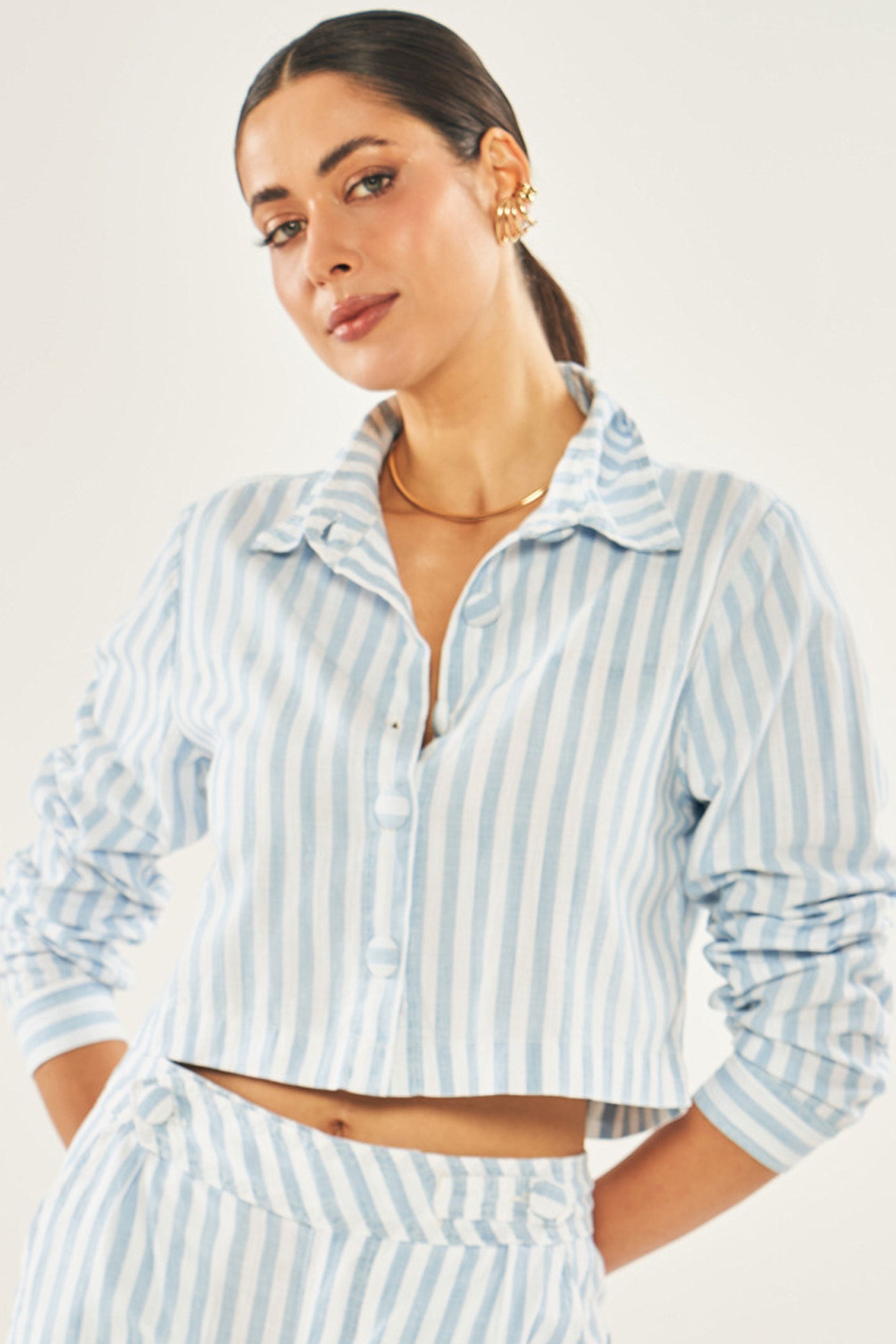 Camisa overshirt longa em jeans listrado