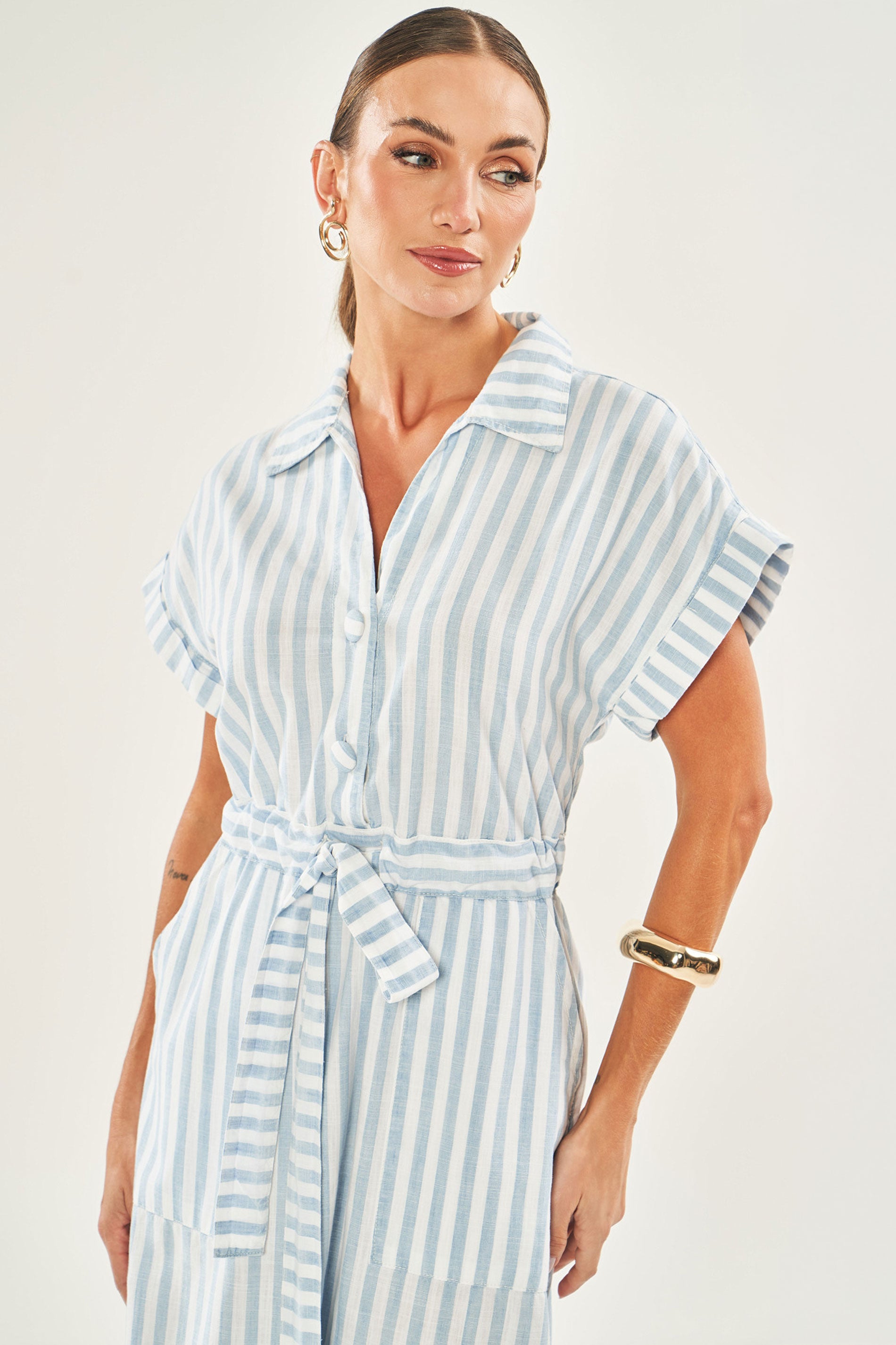 Vestido midi listrado com manga curta e amarração