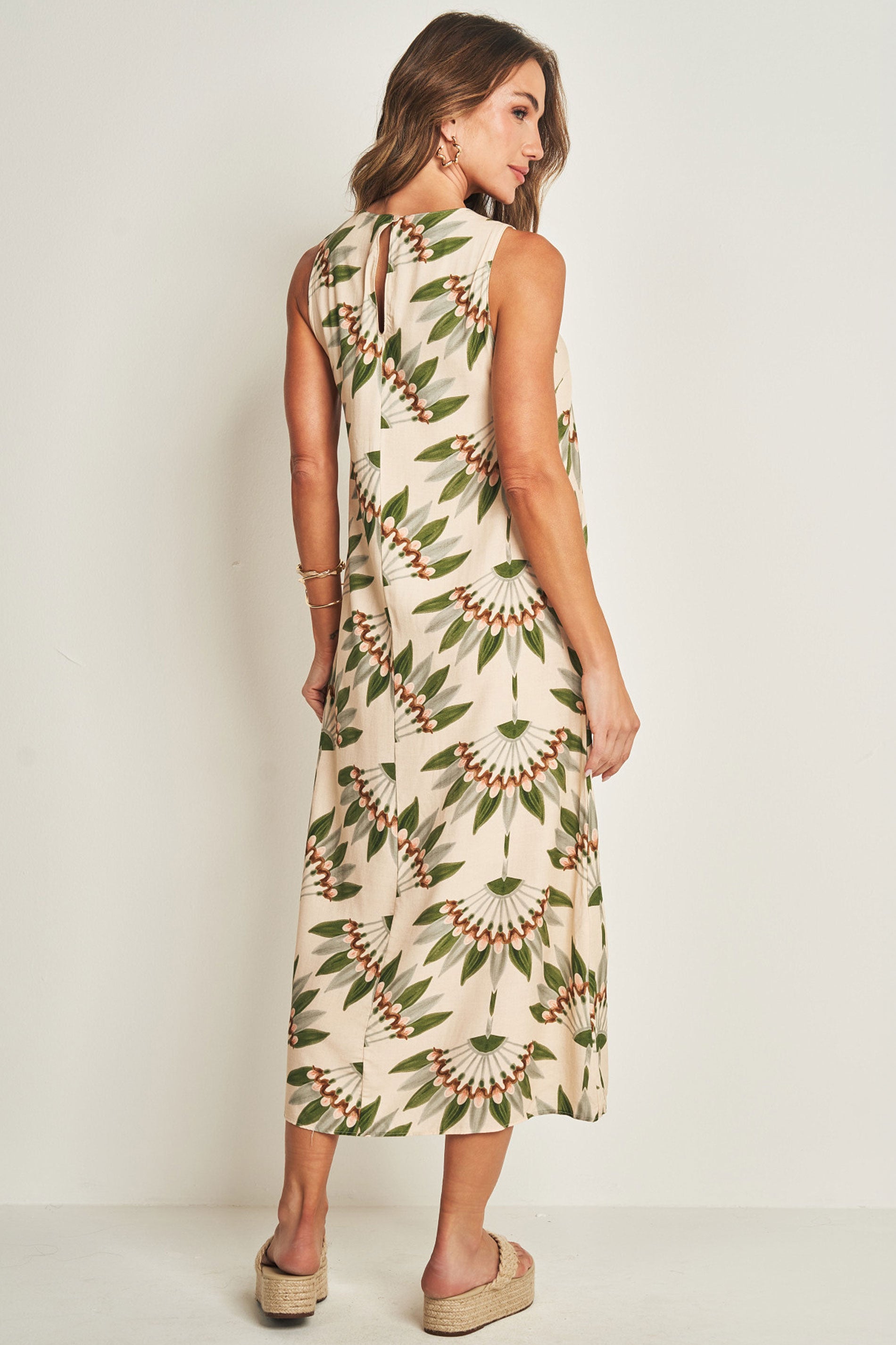 Vestido midi sem manga em plano viscose estampado