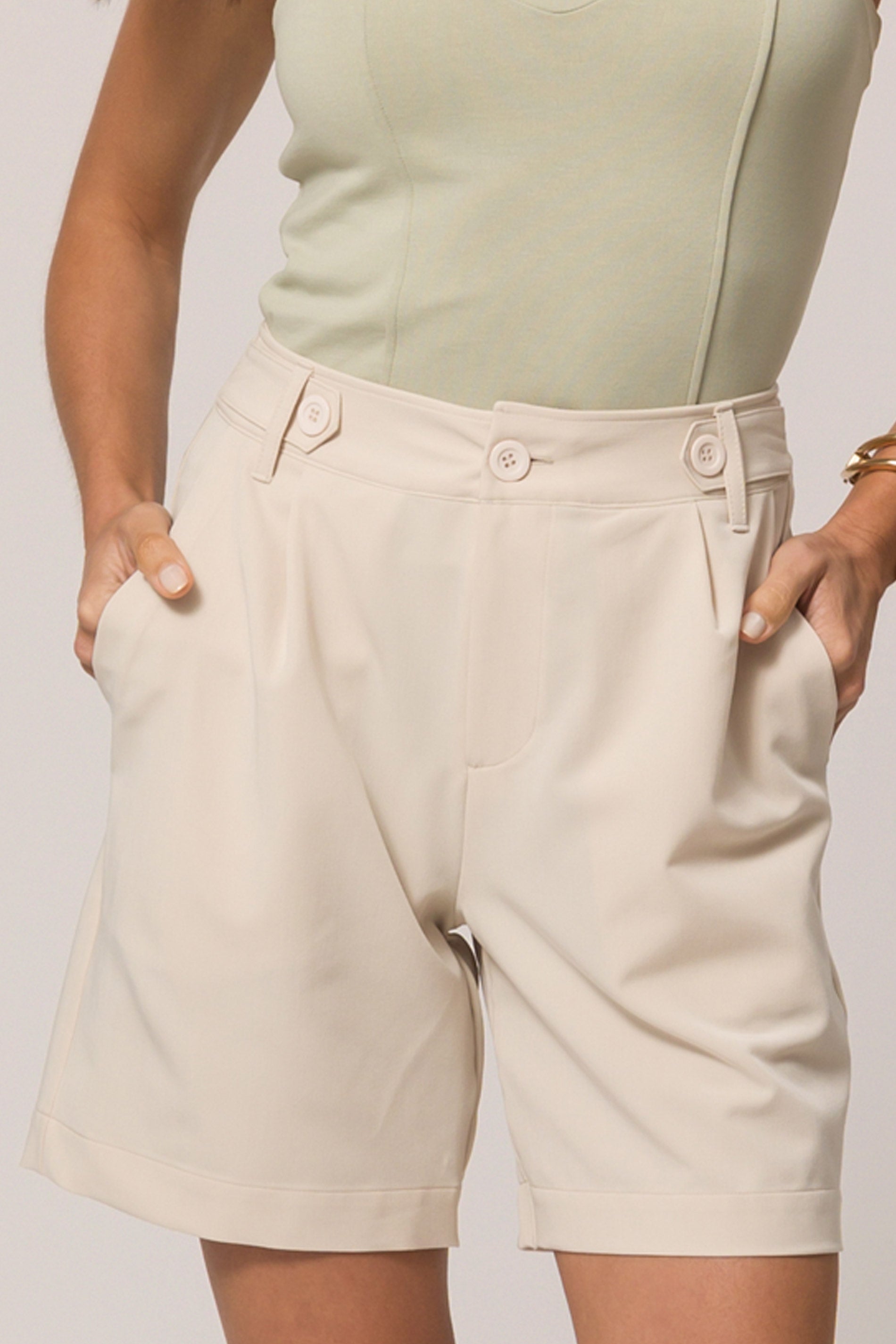 Bermuda em alfaiataria comfy com bolso faca