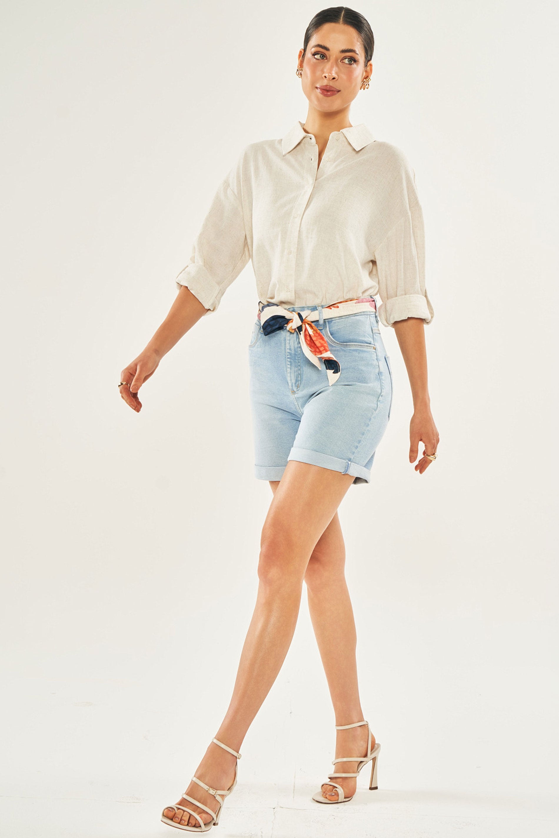 Bermuda jeans com amarração em sarja com elastano