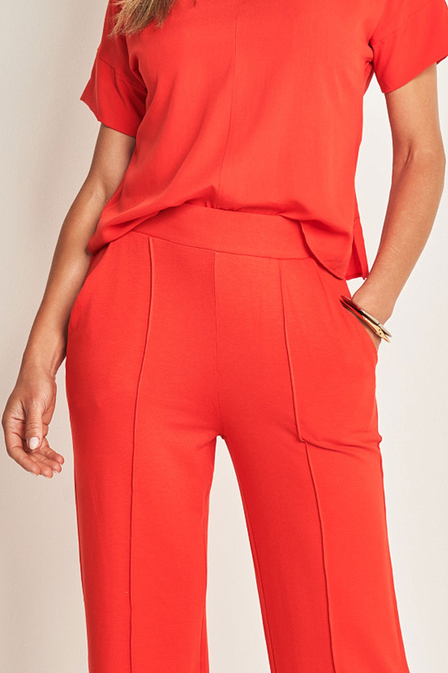 Calça em moletinho de viscose com bolsos faca