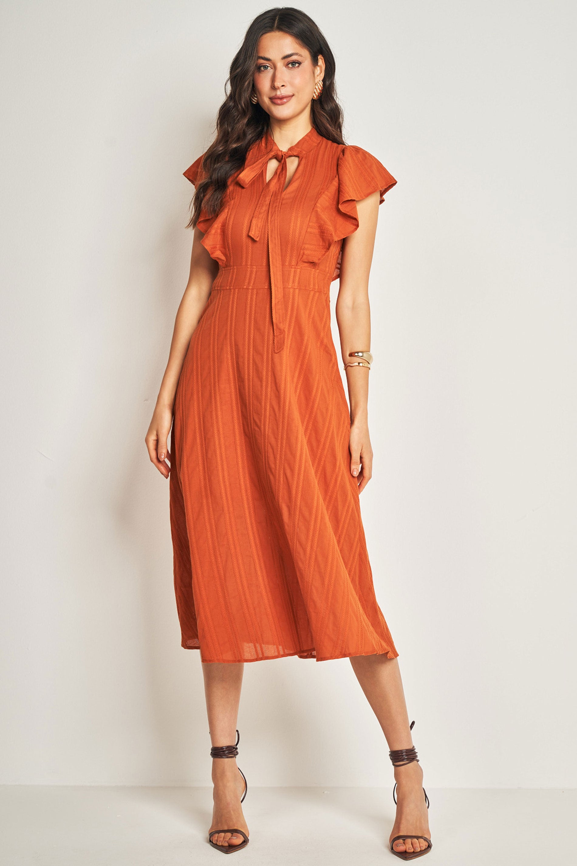 Vestido Midi de Manga Curta em Plano Cambraia Listrada