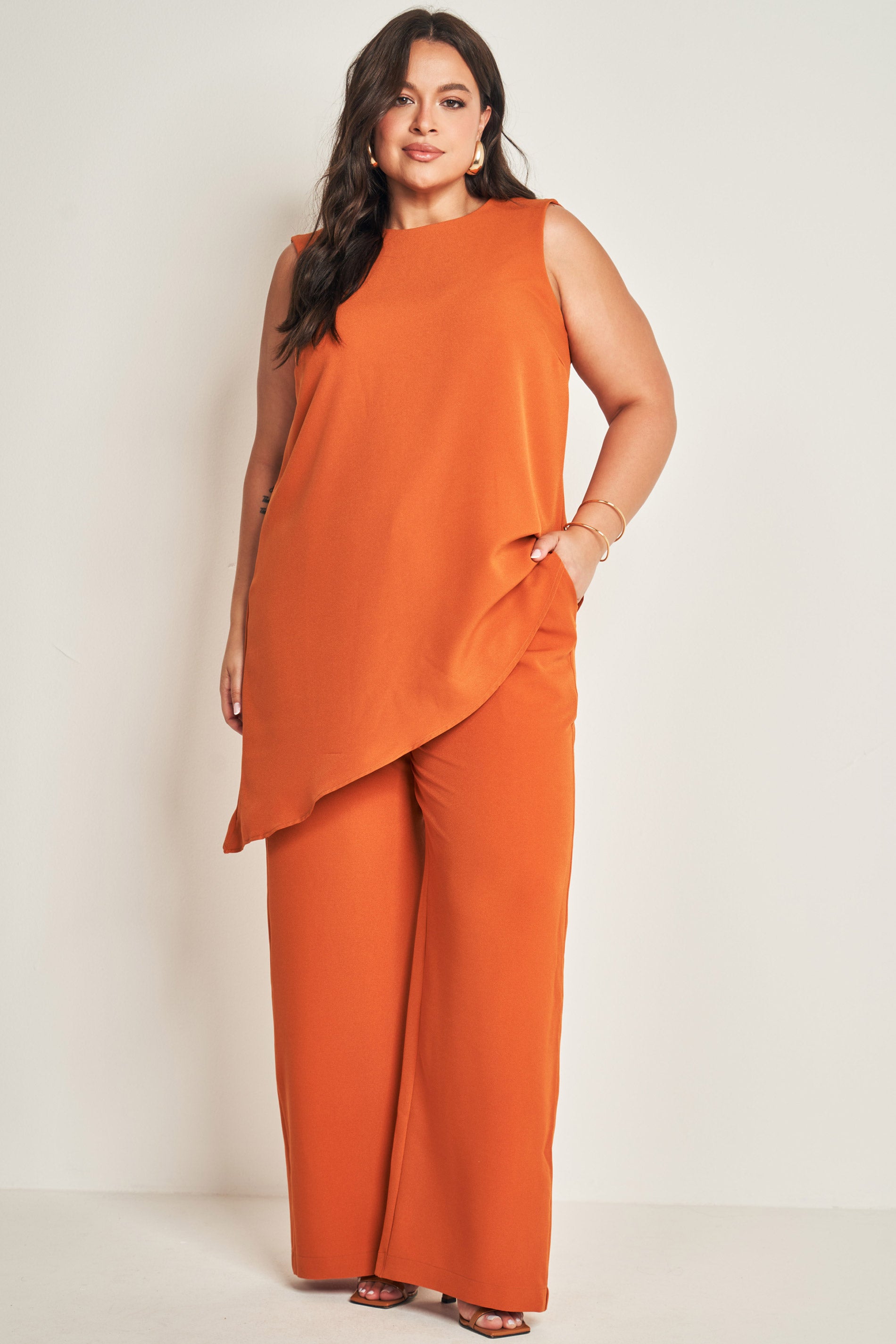 Blusa sem manga em plano creponado com gota