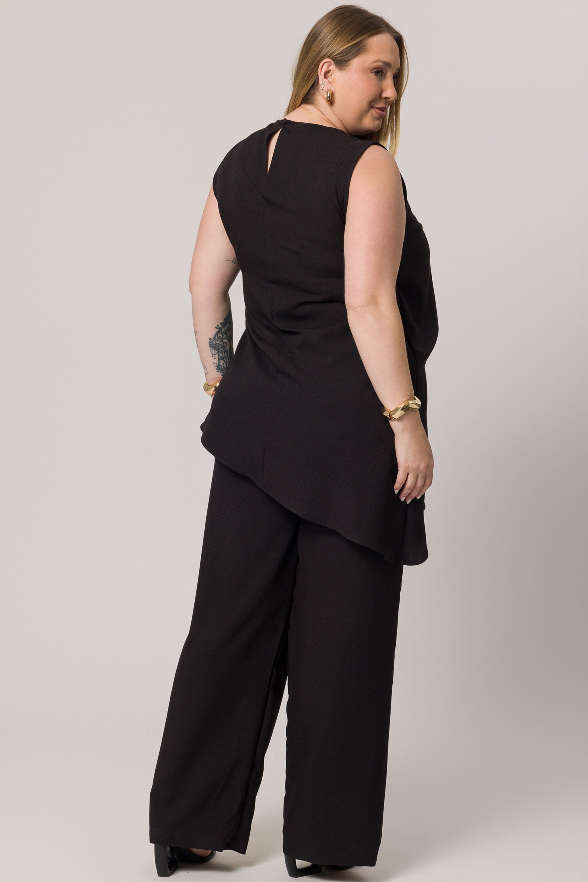 Blusa sem manga em plano creponado com gota