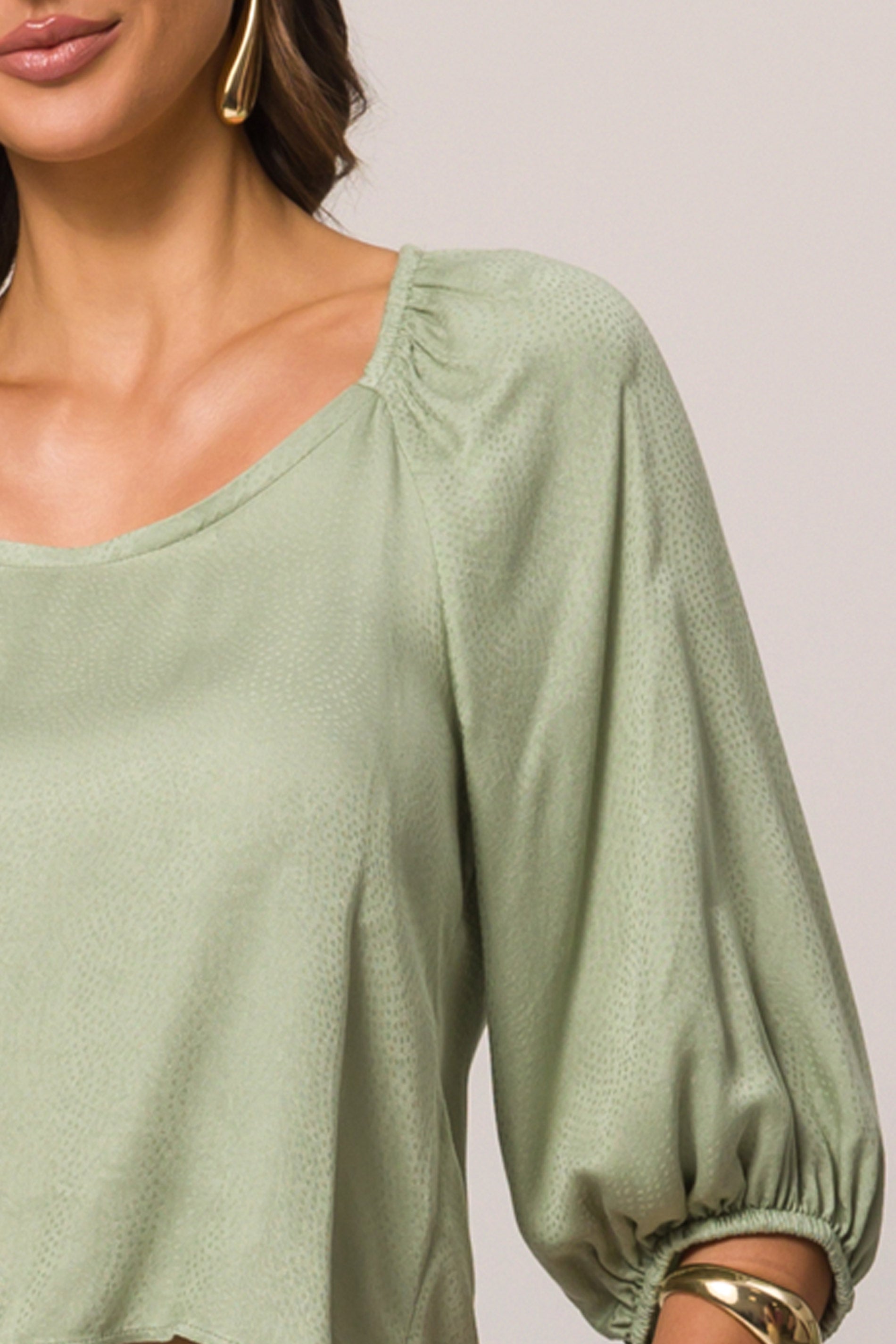 Blusa com manga 3/4 e poá