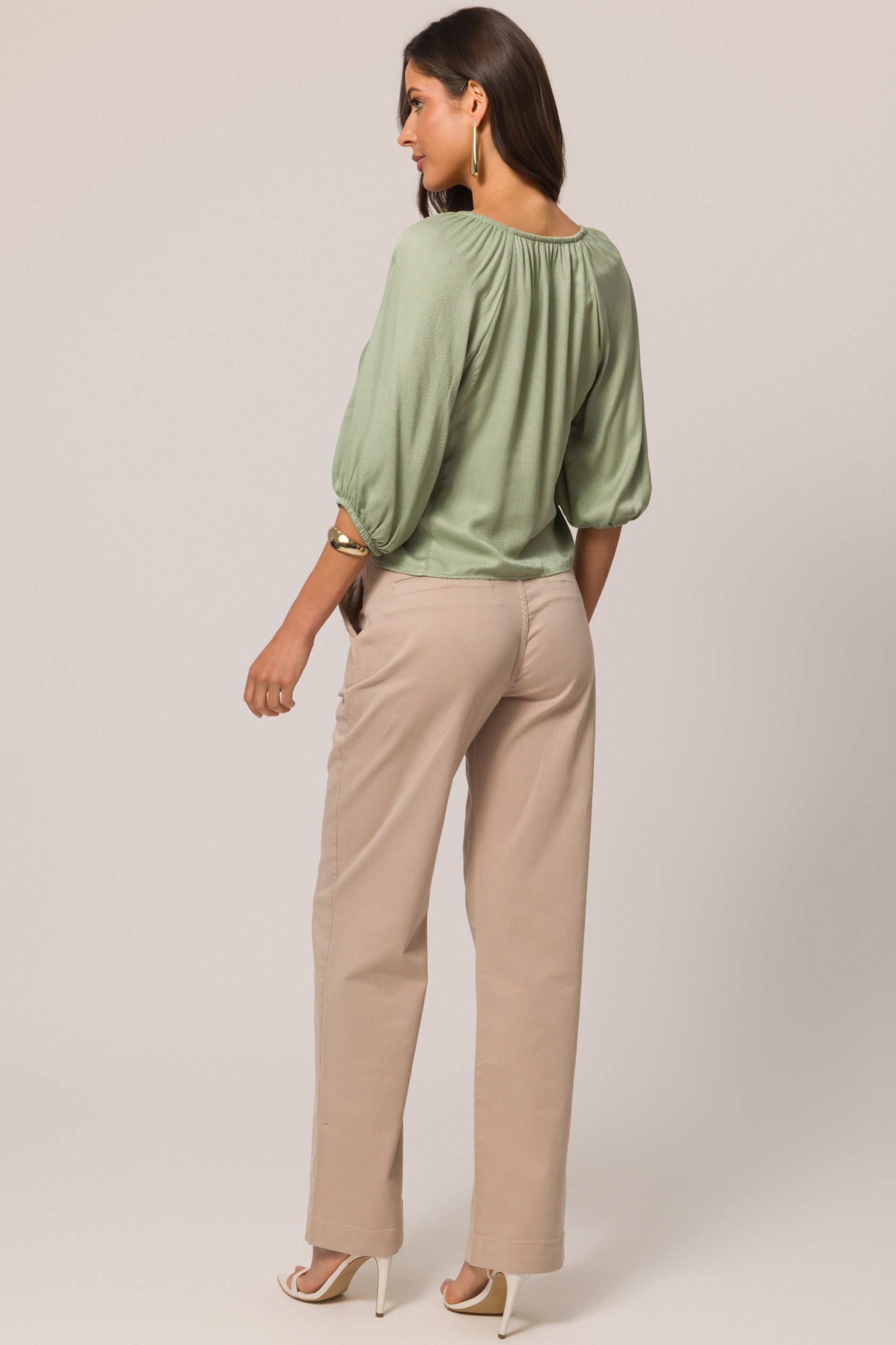 Blusa com manga 3/4 e poá