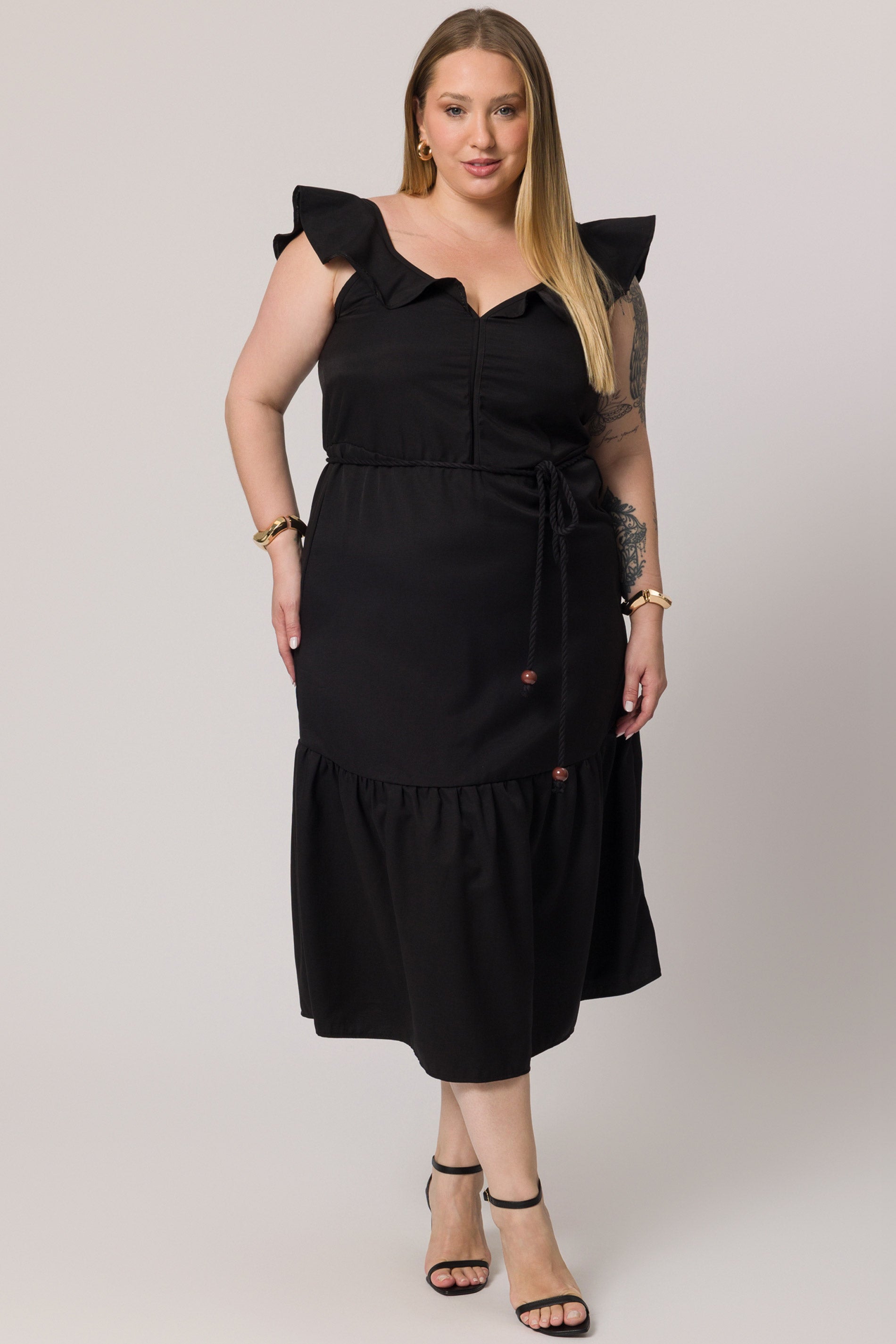 Vestido midi com babado e cinto