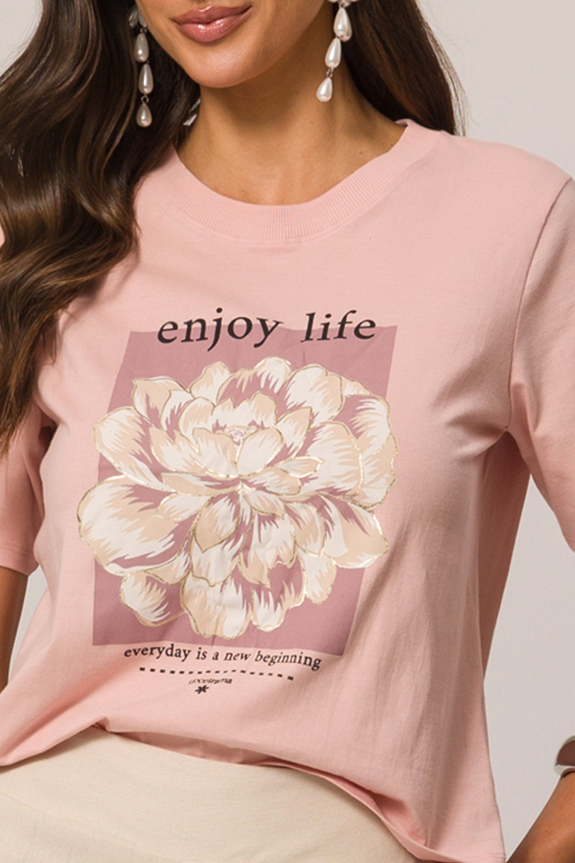 T-shirt com estampa floral delicada