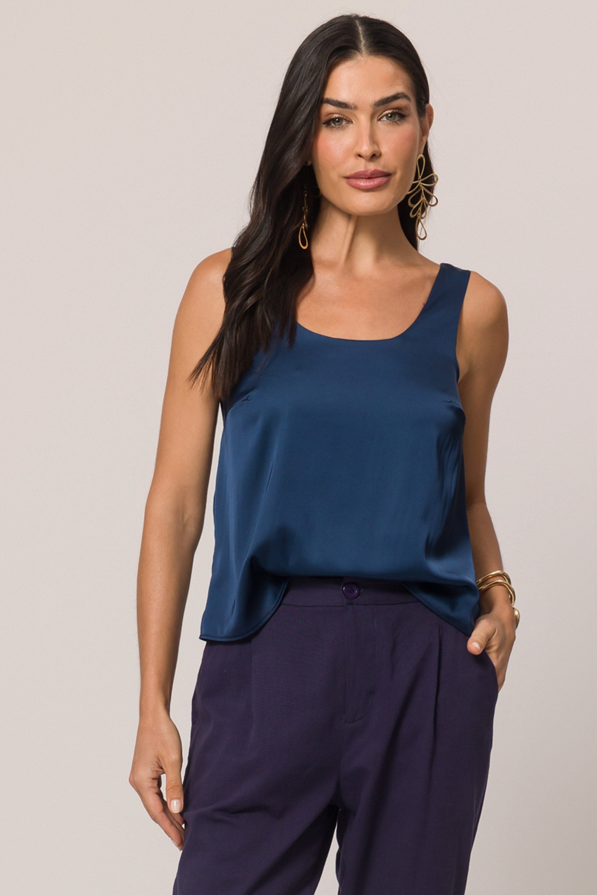 Blusa de alça em cetim com decote U