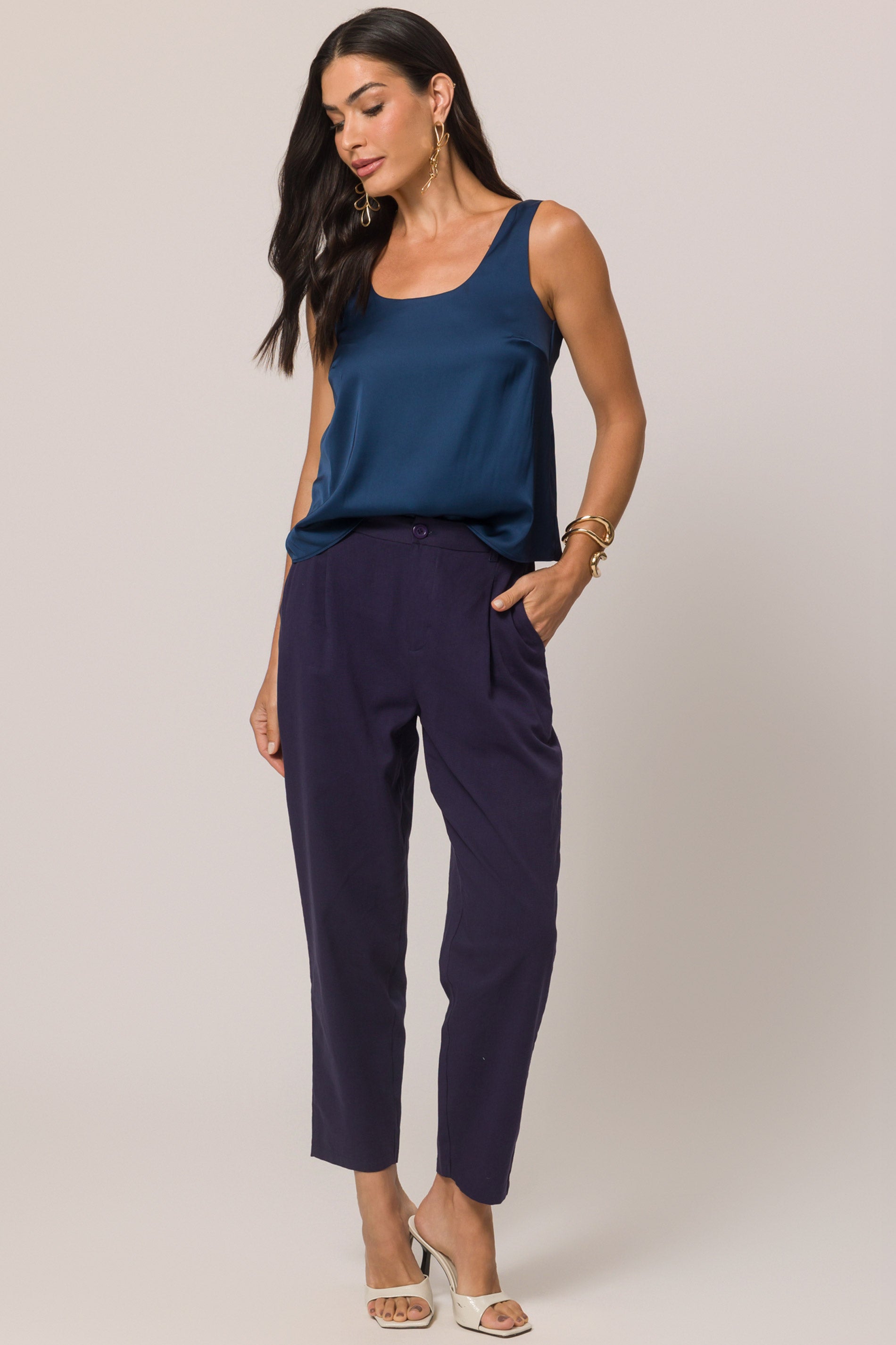 Blusa de alça em cetim com decote U