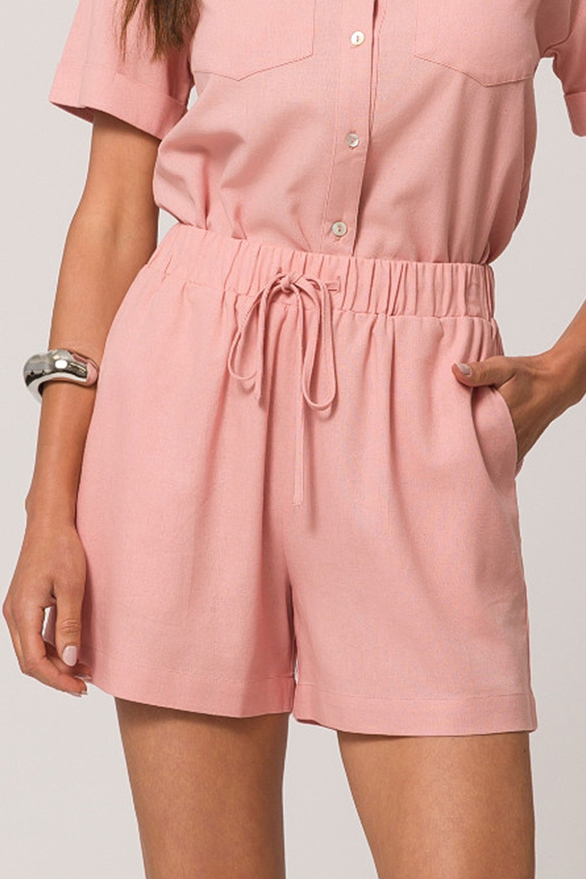 Shorts em Plano Linen com Cós de Elástico