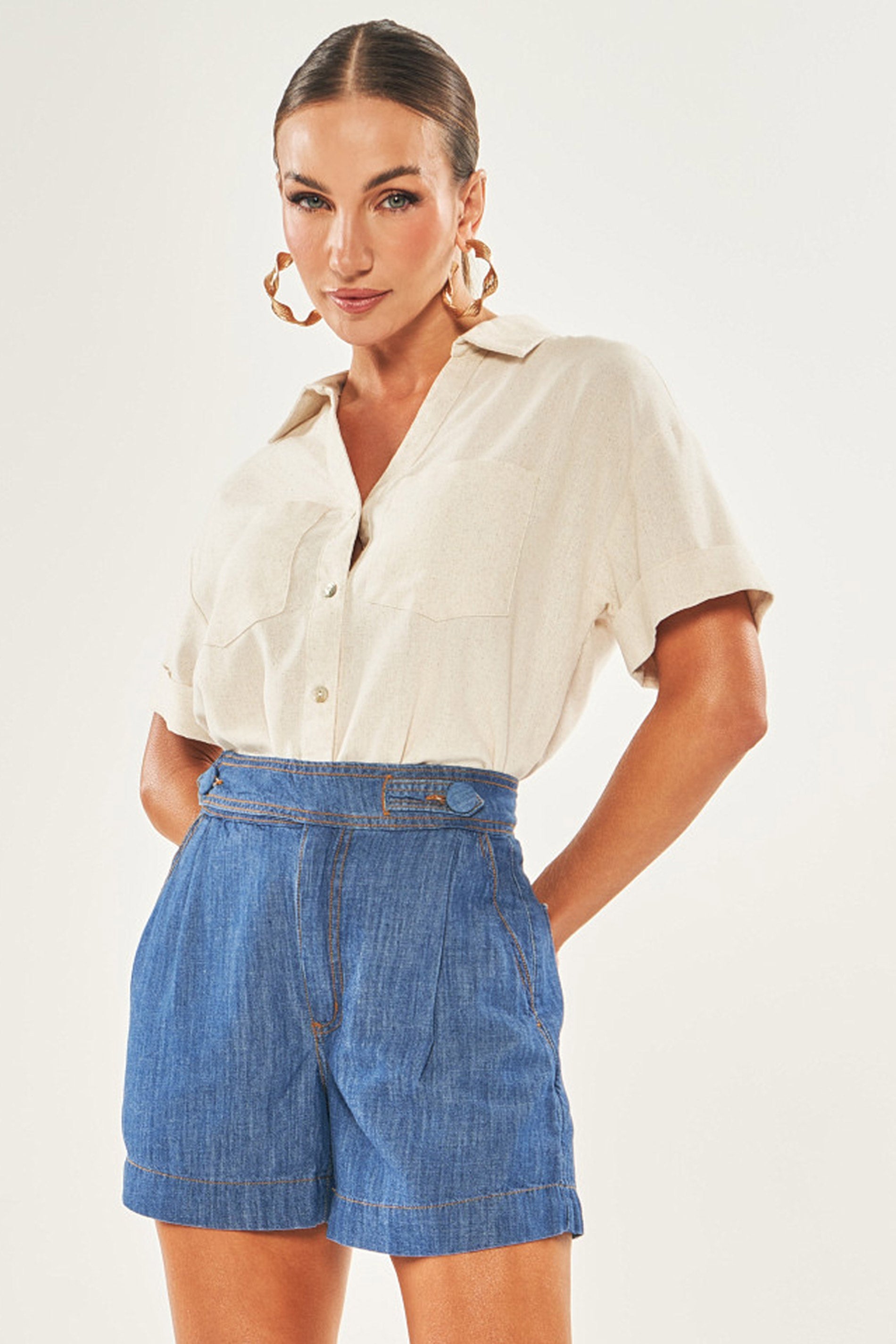 Shorts em Jeans Listrado com Modelagem Ampla