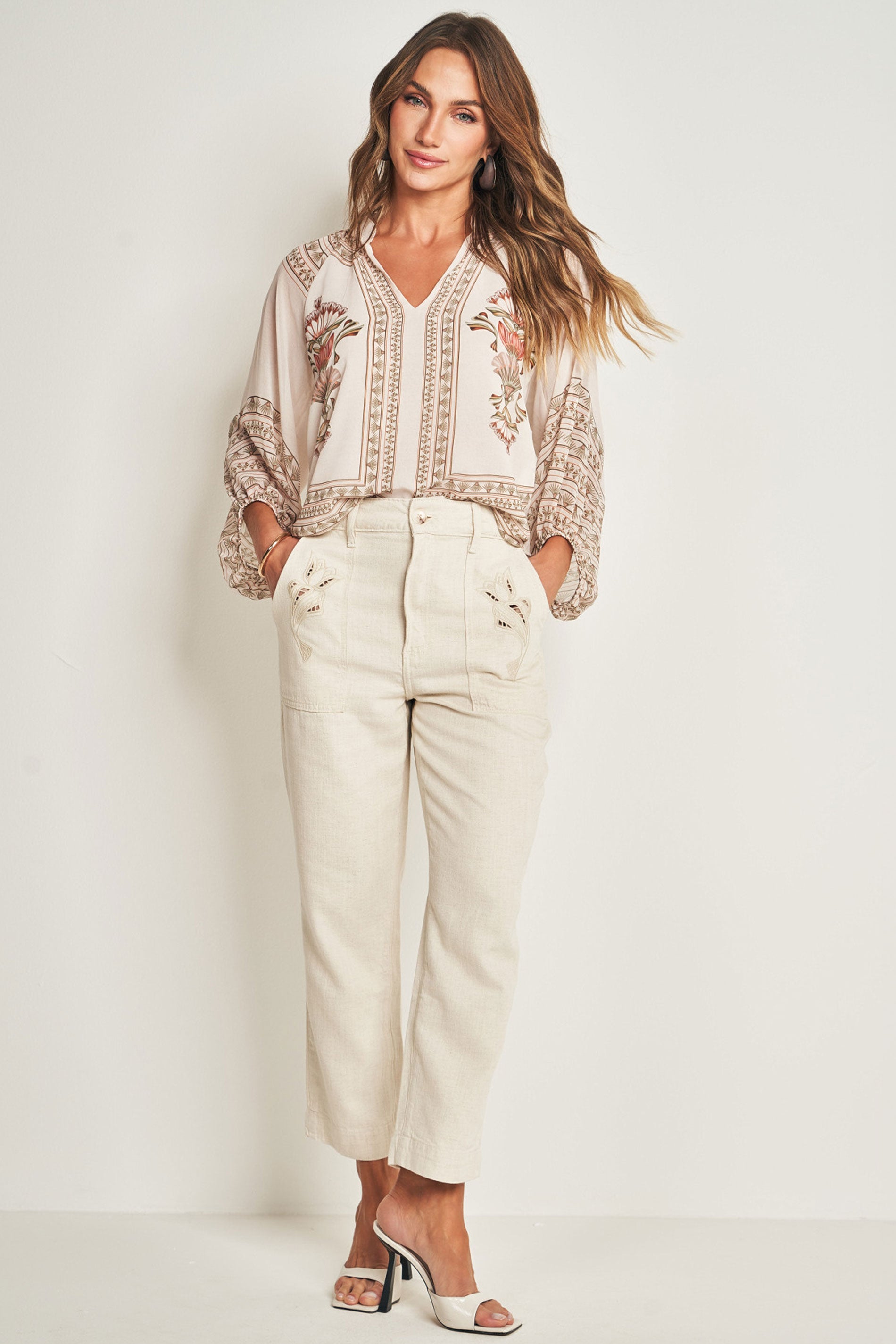 Calça Carrot em Sarja Linho com Regulador e Bordado