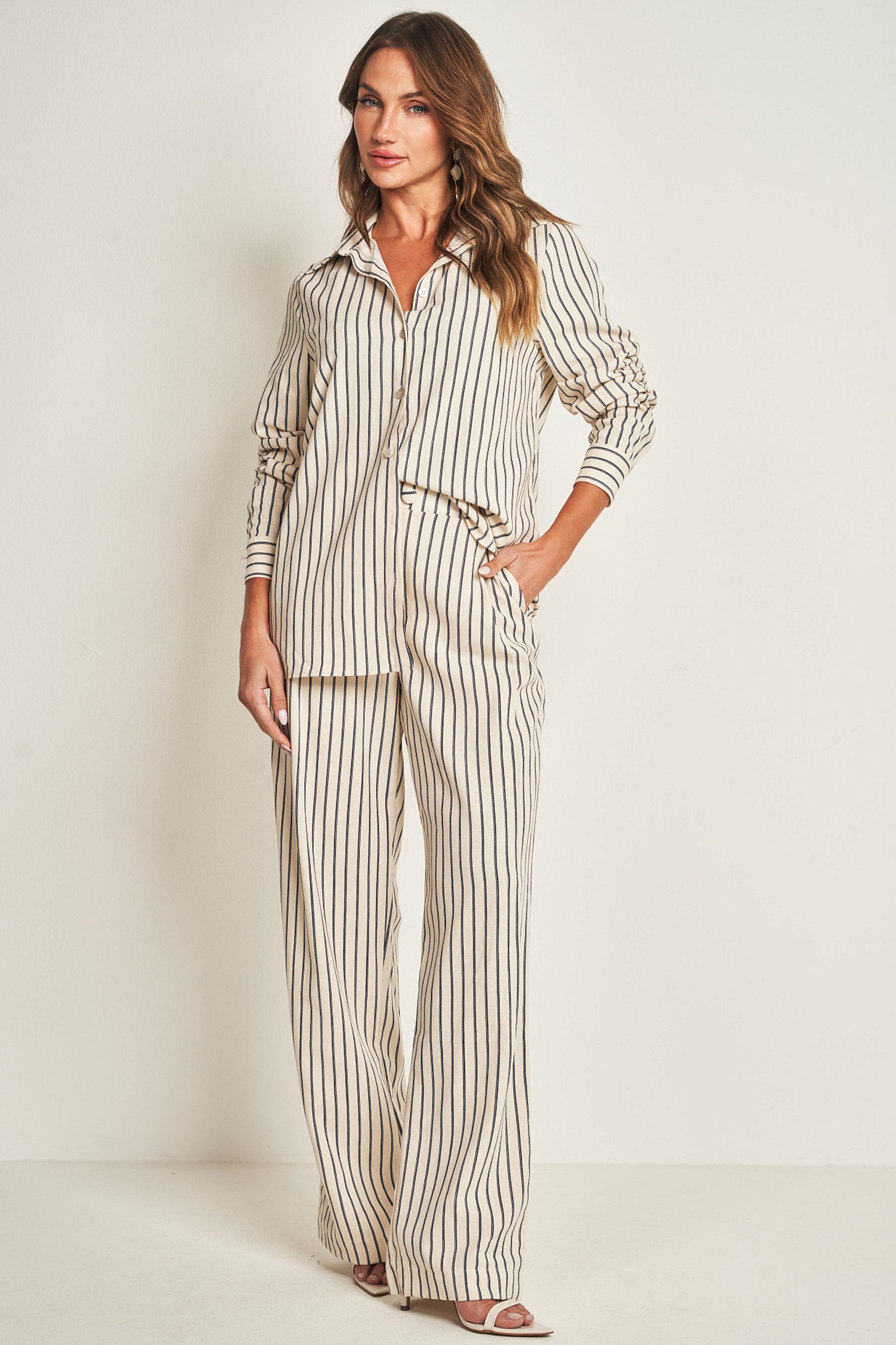 Camisa de Manga Longa em Plano Linen com Listras