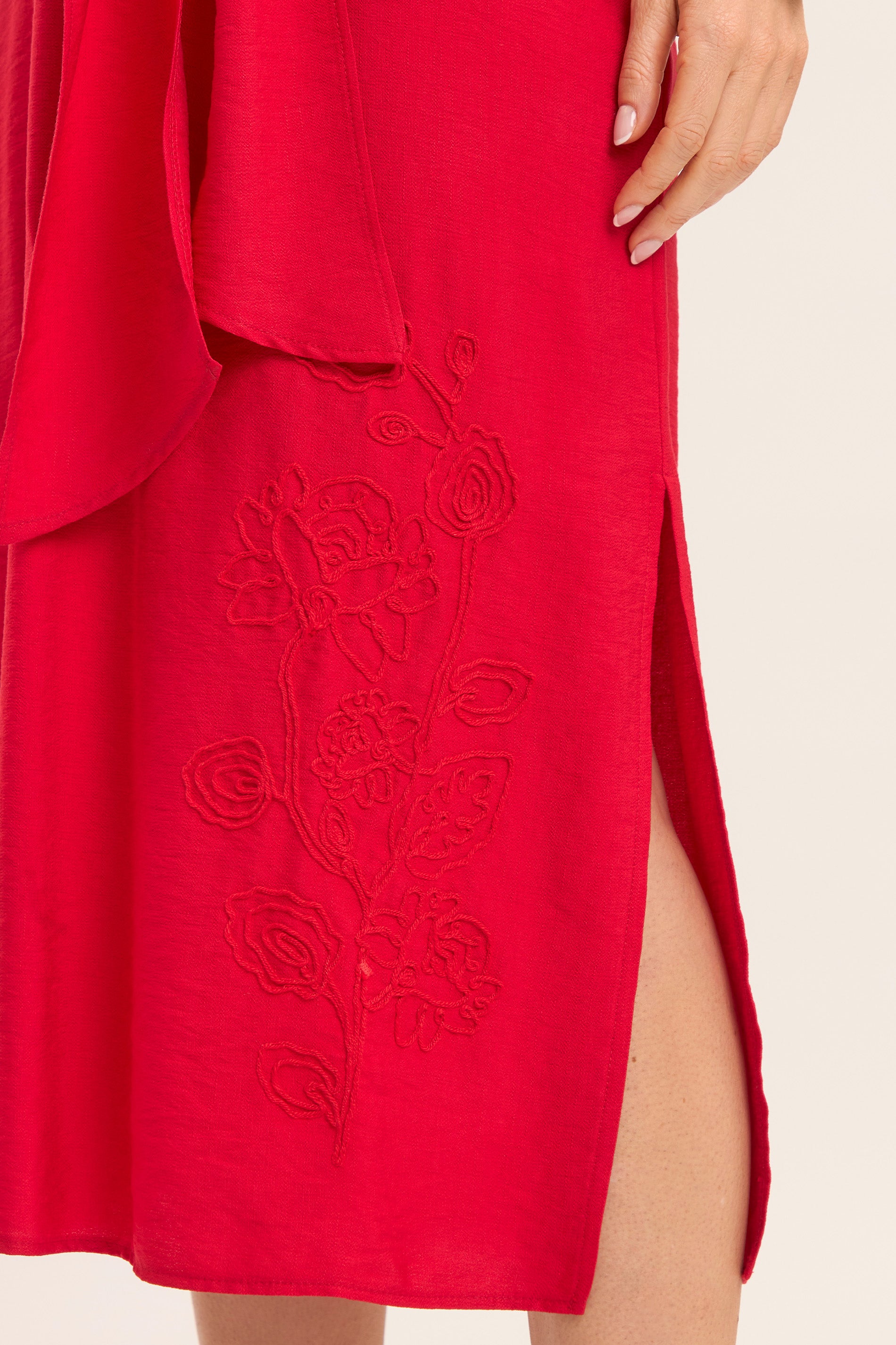 Vestido Midi Celebration com Amarração Frontal e Bordado Discreto