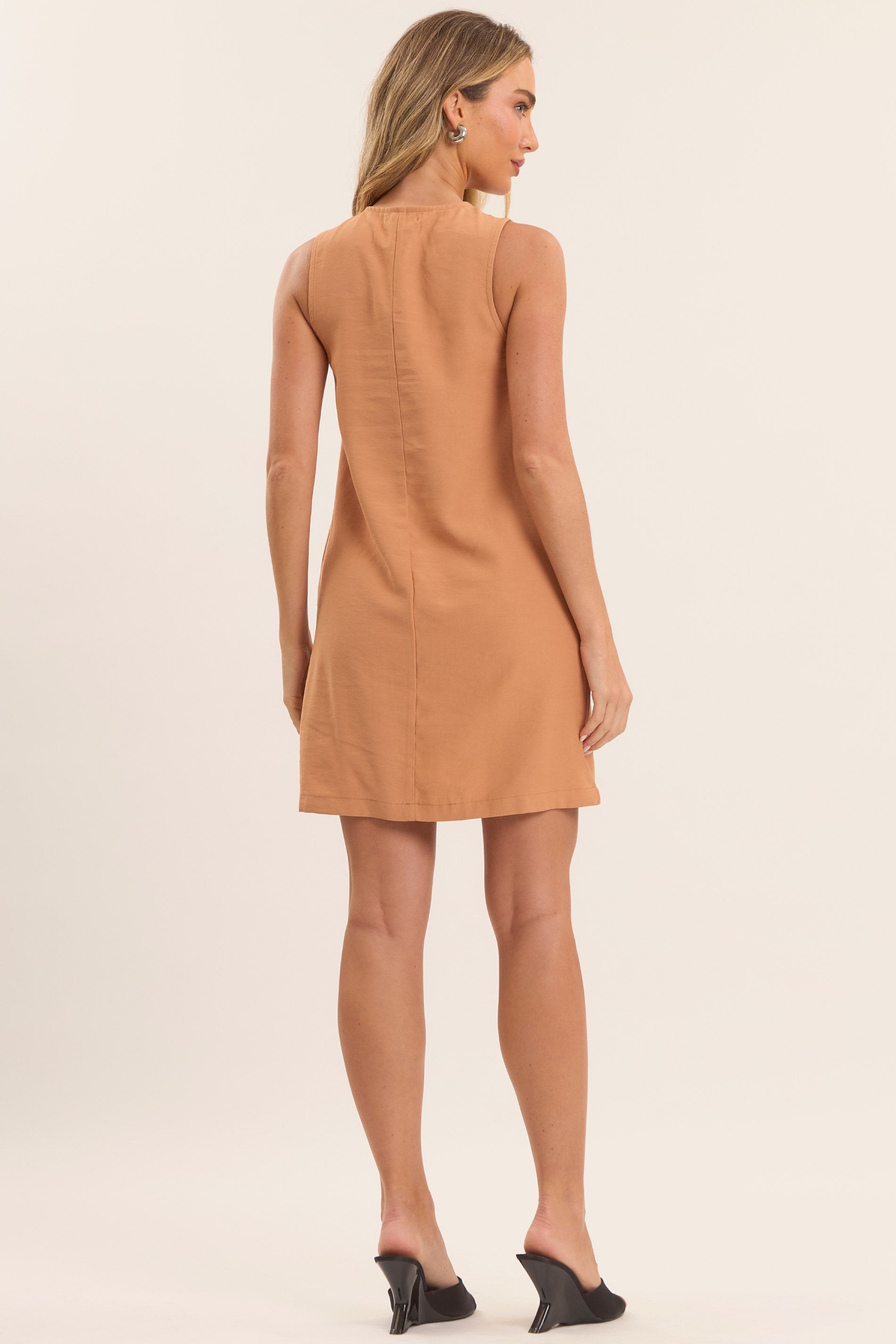 Vestido Curto Boho com Detalhe de Laço na Gola