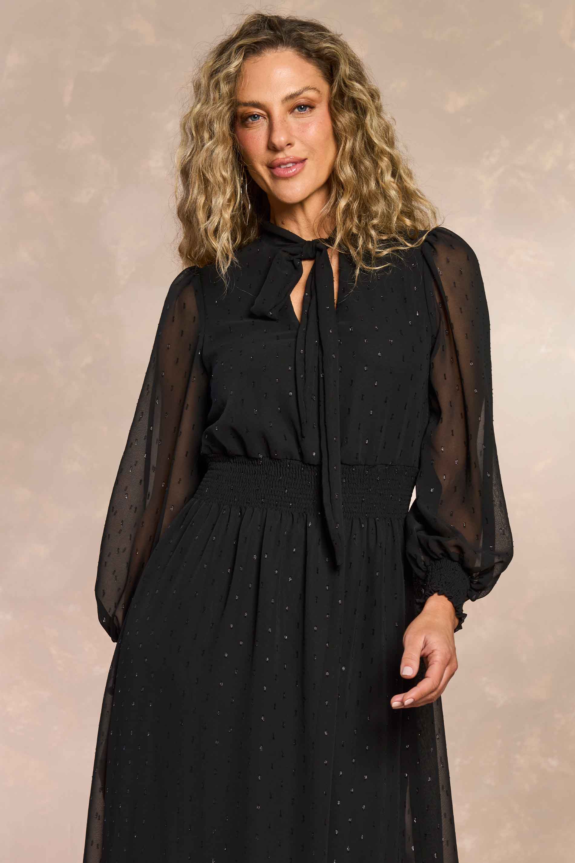 Vestido Longo Retrô Glam em Plano Chiffon