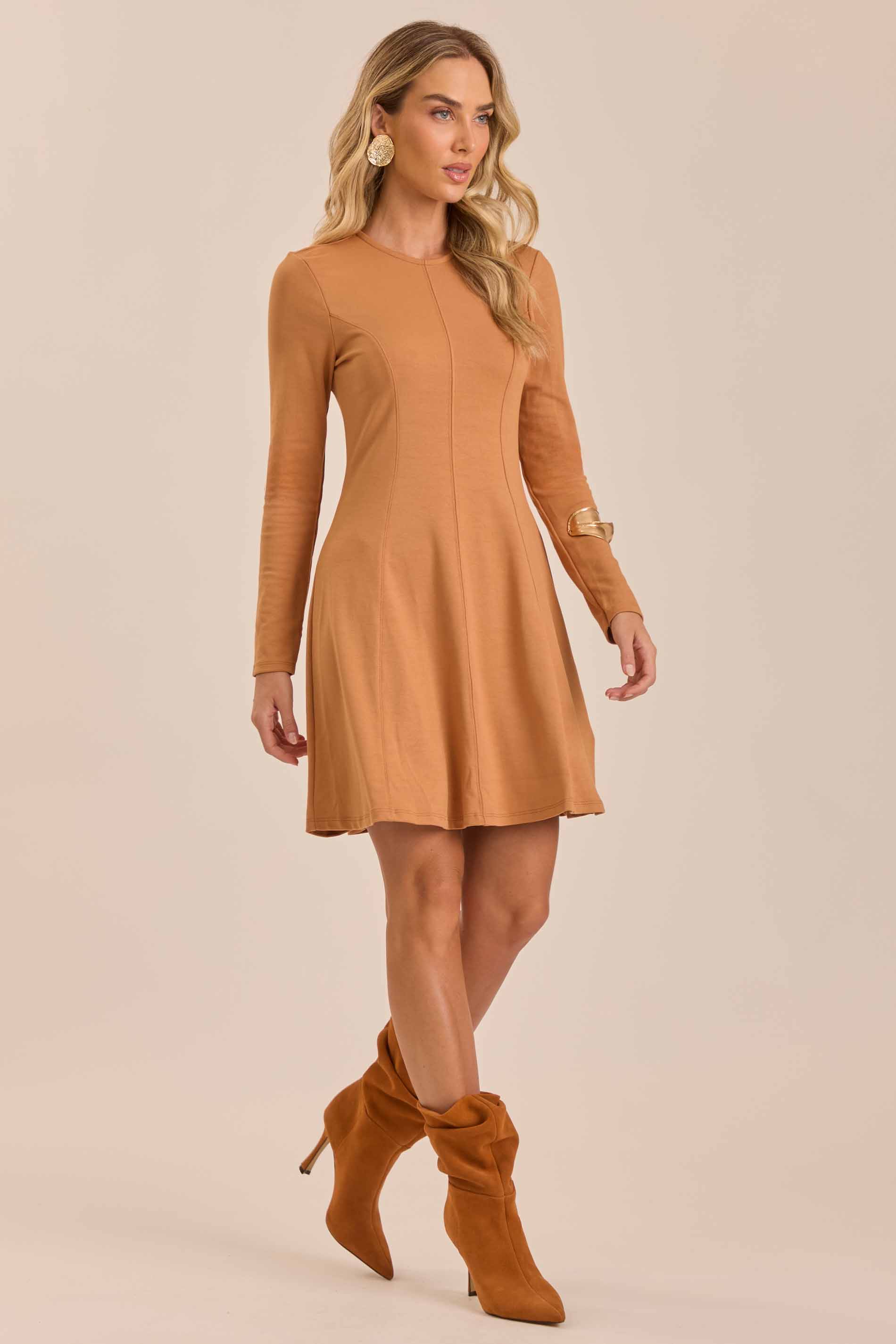 Vestido Curto Retrô Glam em Bodycon