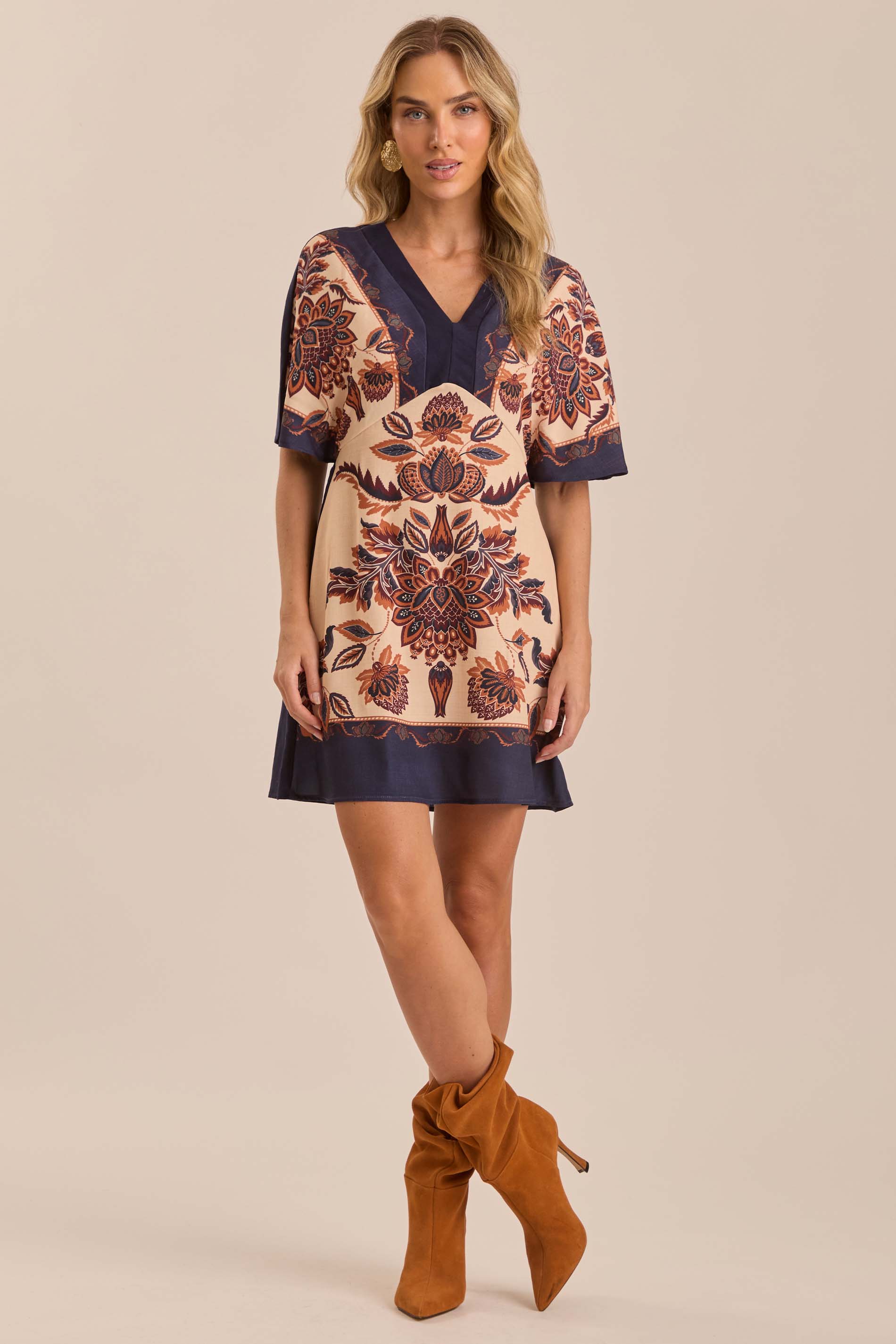 Vestido Curto Tropical Garden em Sarja Four