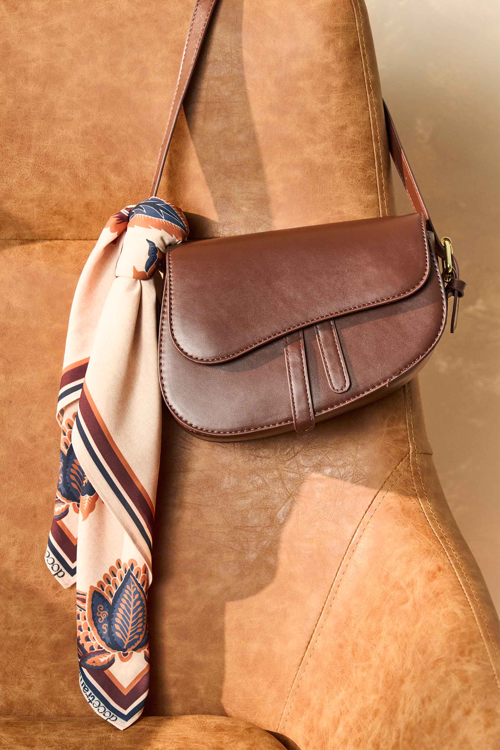 Bolsa com Aba Frontal e Alça Regulável