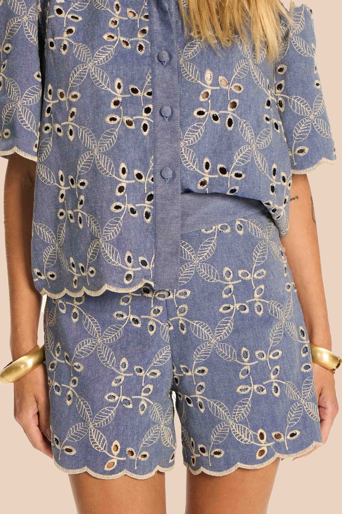 Shorts Jeans Reto Bordado Floral Miragem - Doce Trama
