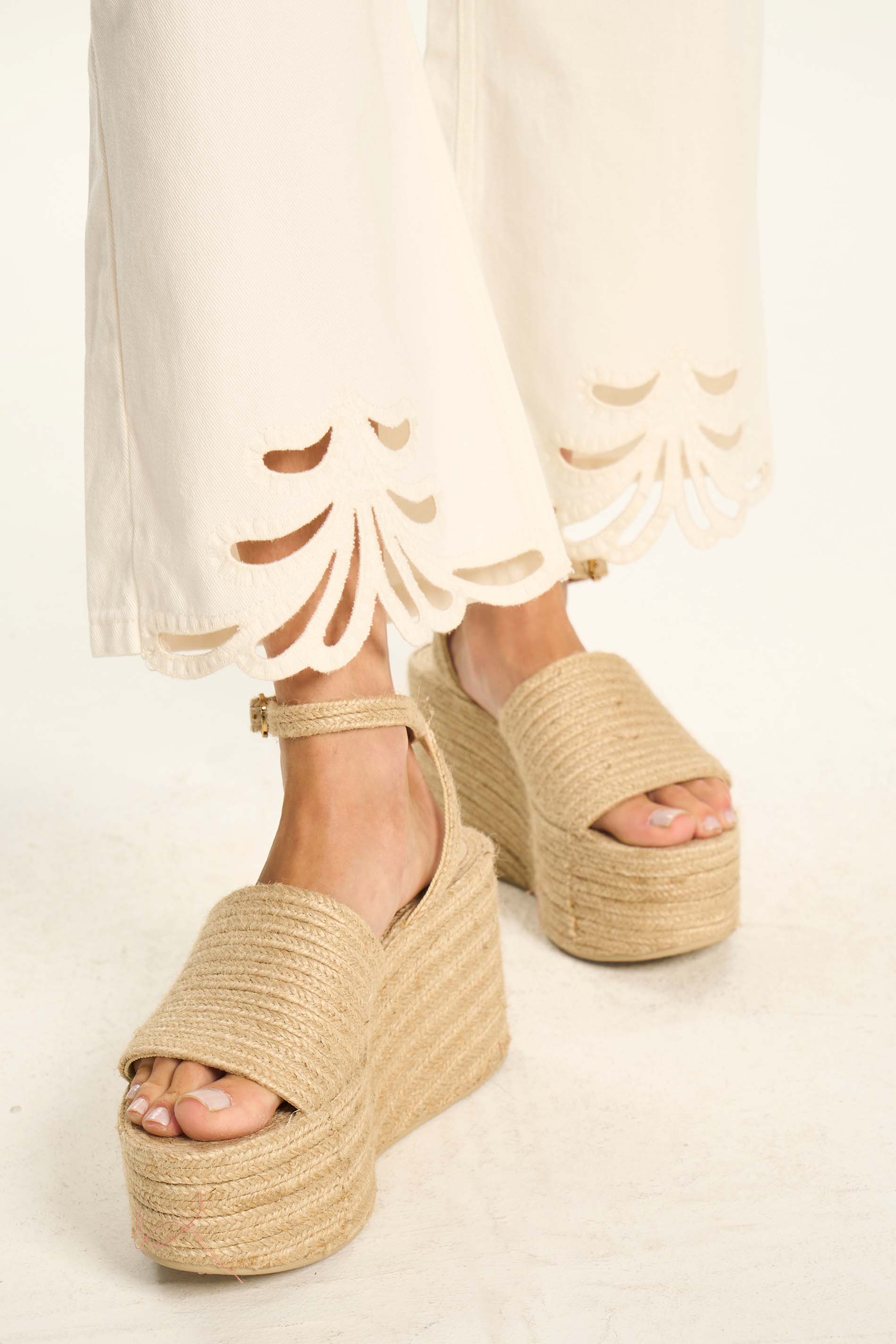 Calça Wide Cropped Sarja Bordado Miragem - Doce Trama