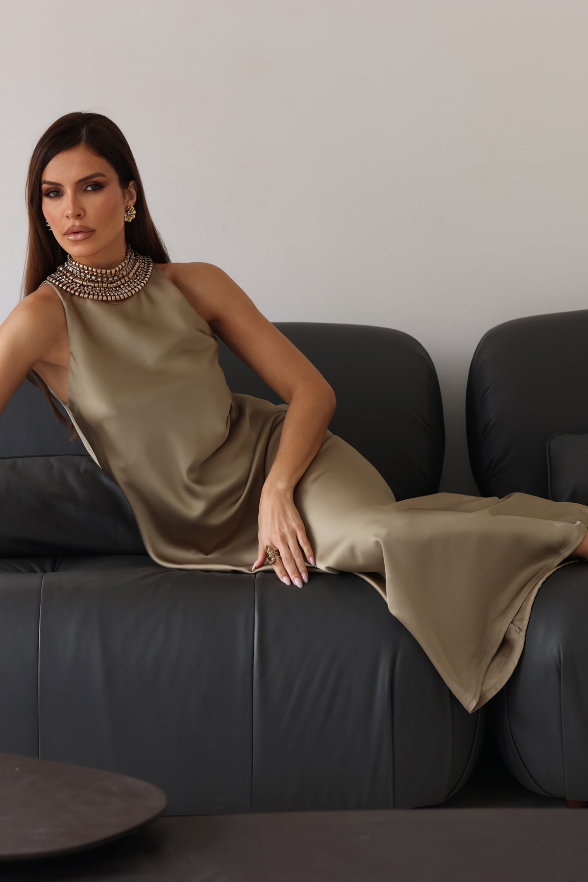 Vestido Longo Reto de Cetim Decote Alto Miragem - Doce Trama