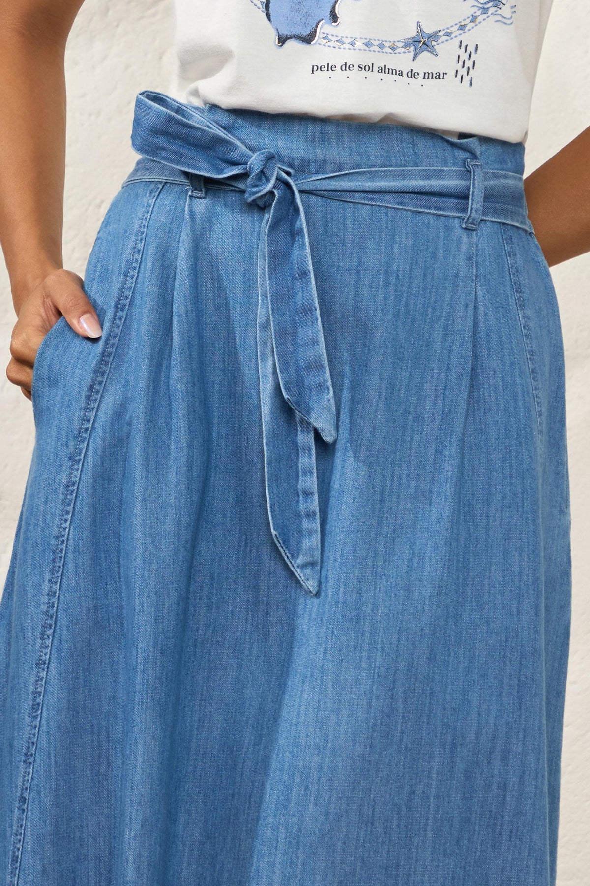Saia Midi Jeans Evasê Amarração Resort - Doce Trama