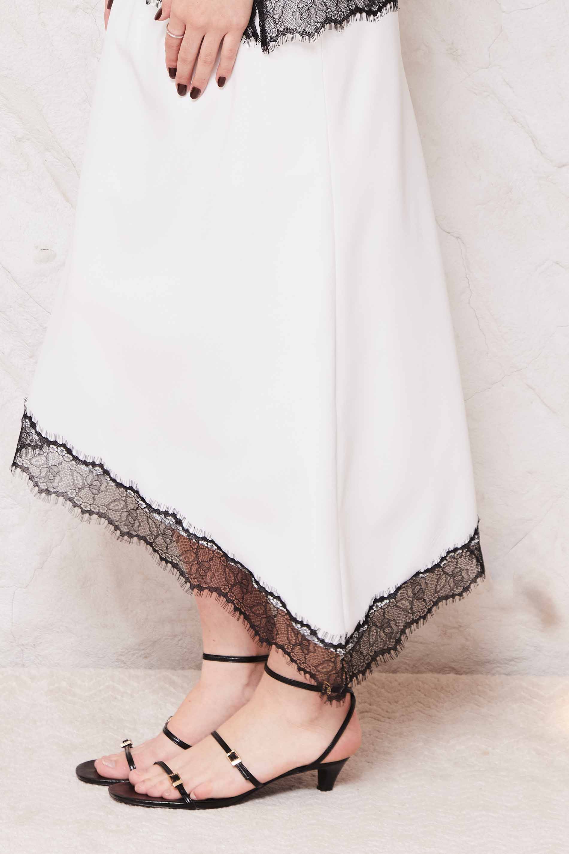 Saia Midi em Cetim Assimétrica com Renda Sunset - Doce Trama
