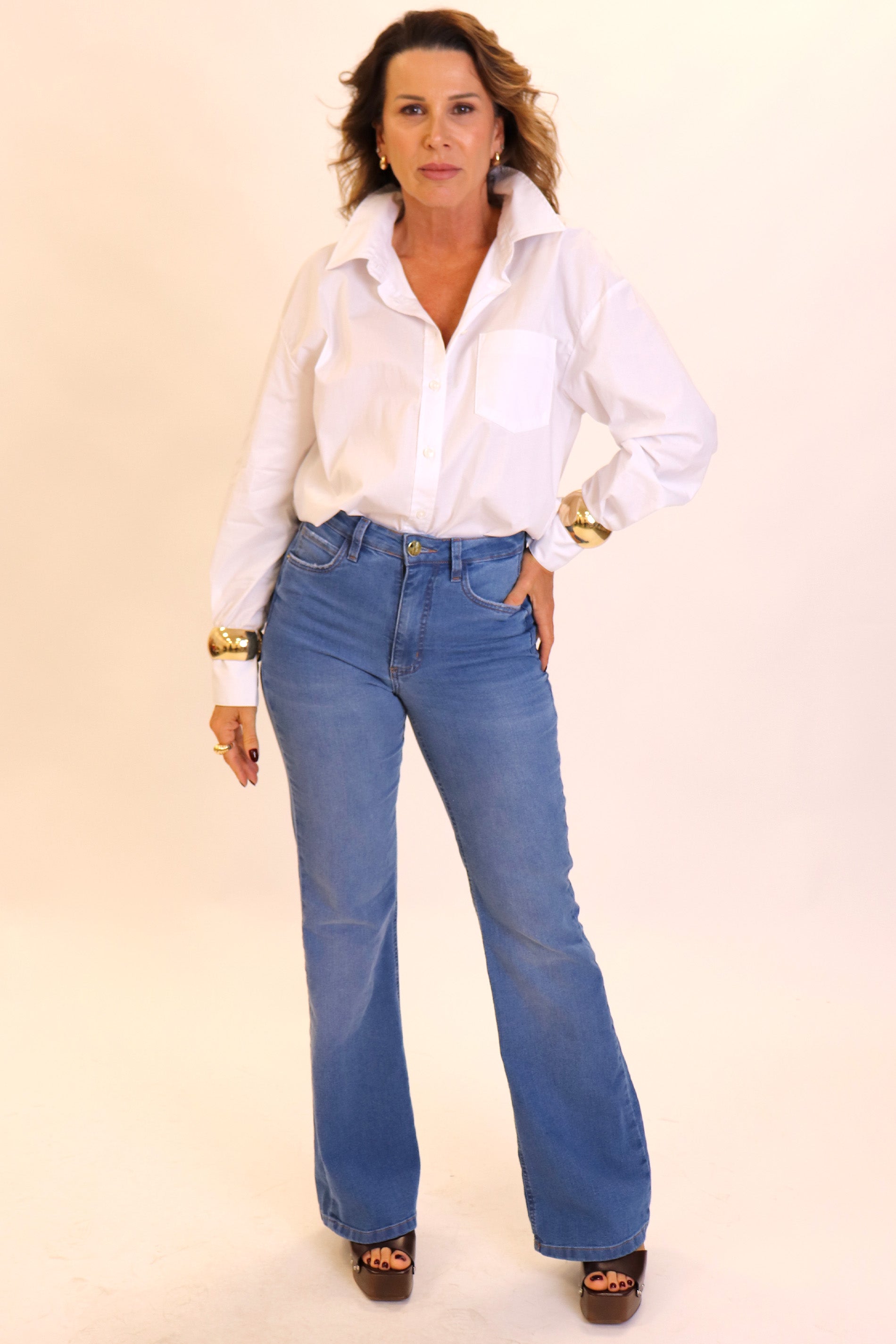 Calça Jeans com Modelagem Flare e Cintura Média