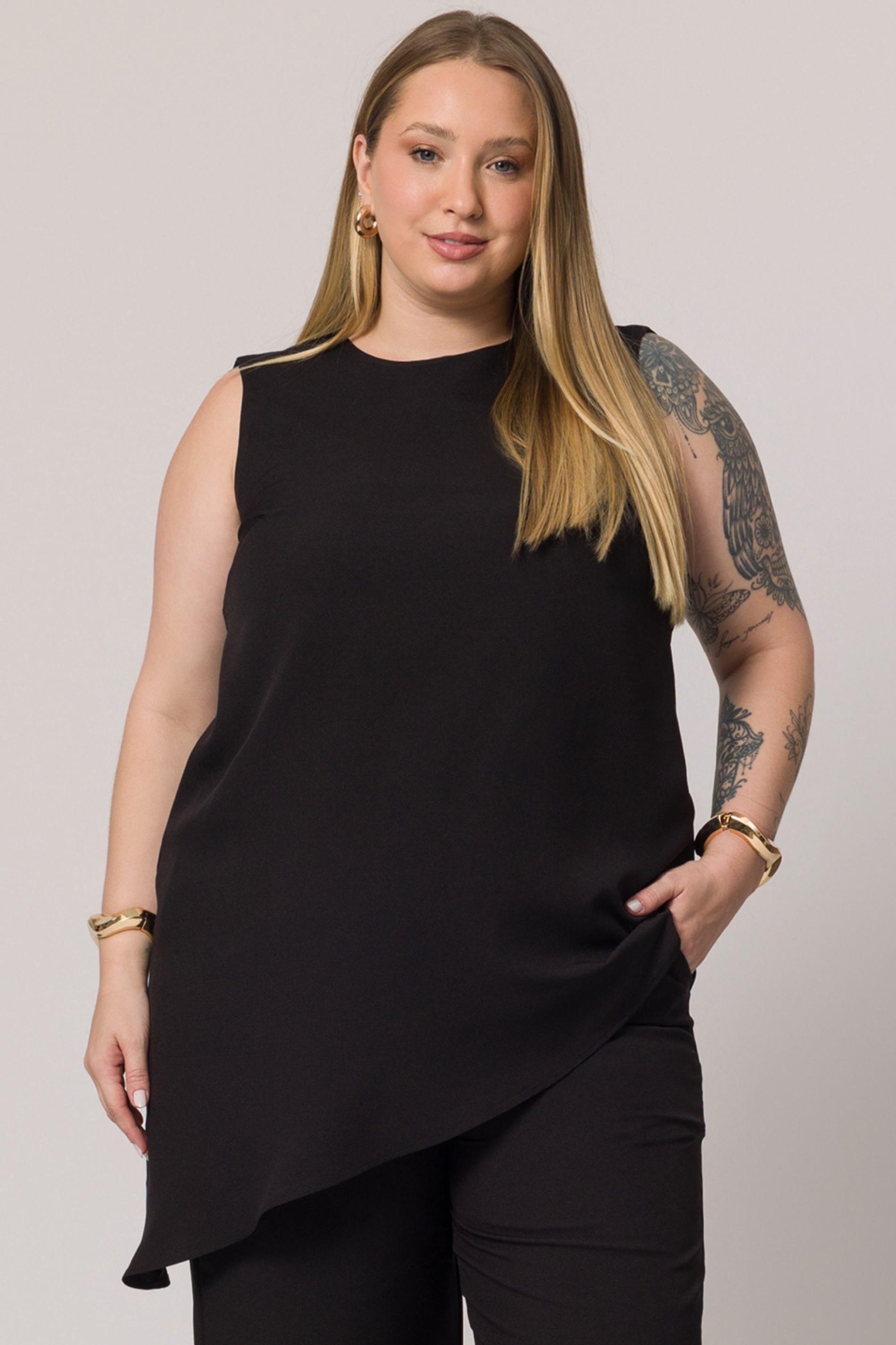 Blusa sem manga em plano creponado com gota